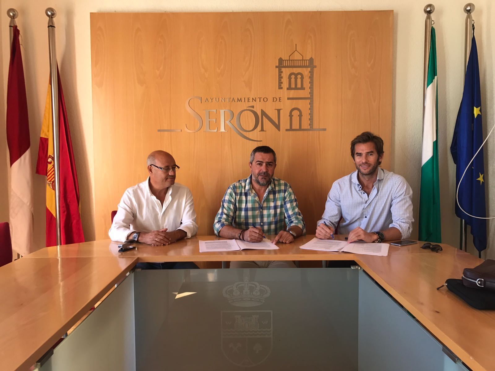 El alcalde Juna Antonio Lorenzo durante la firma de la futura residencia de Serón.