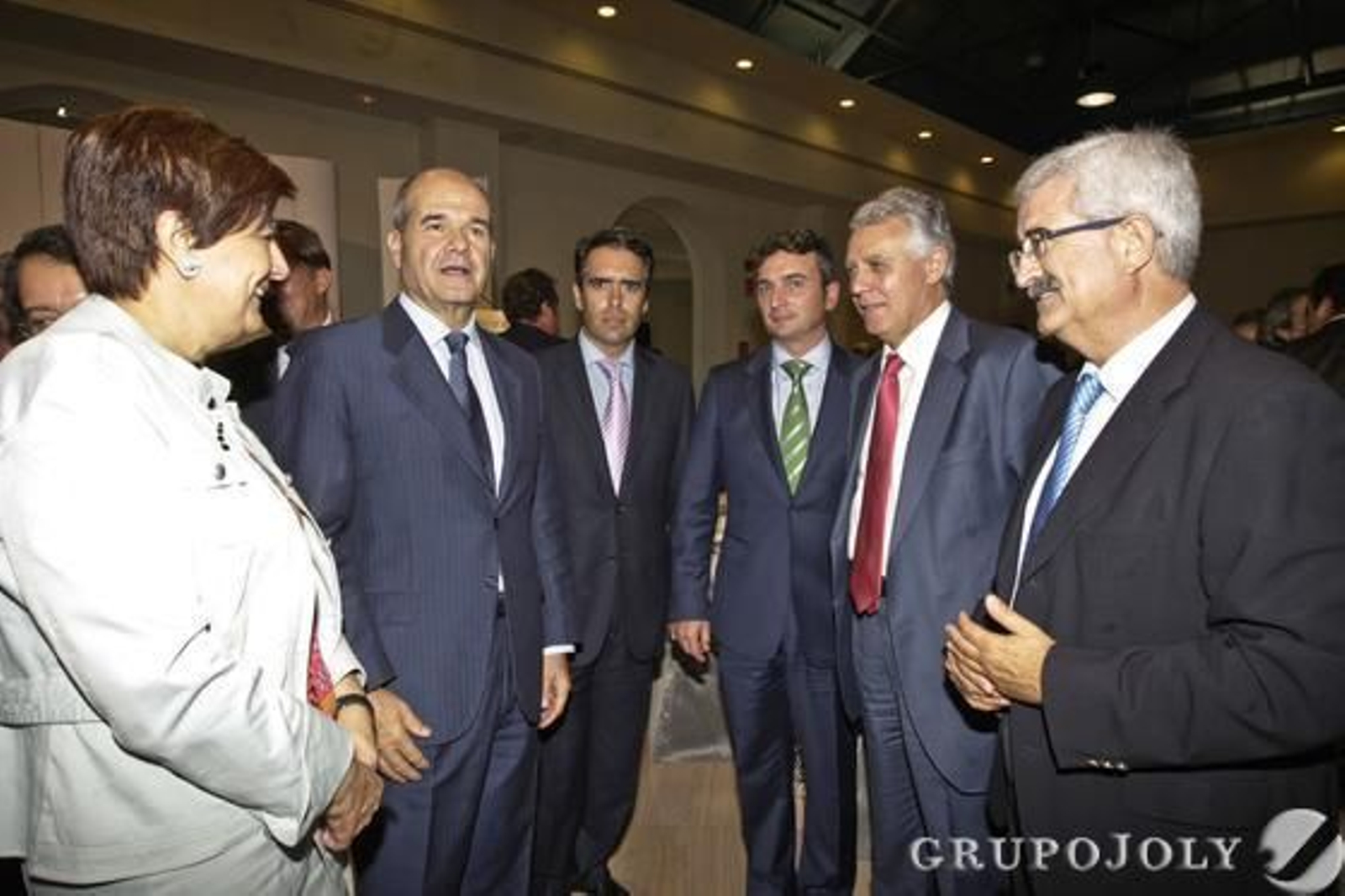De izquierda a derecha, la consejera de Obras Públicas, Josefina Cruz Villalón; el vicepresidente segundo del Gobierno, Manuel Chaves; el director de Diario de Cádiz, Rafael Navas; el rector de la Universidad de Cádiz, Eduardo González Mazo; el consejero de Gobernación y Justicia de la Junta, Francisco Menacho, y el delegado del Gobierno andaluz en Cádiz, Manuel Jiménez Barrios.

Foto: Julio Gonzalez-Joaquin Pino-Jose Braza