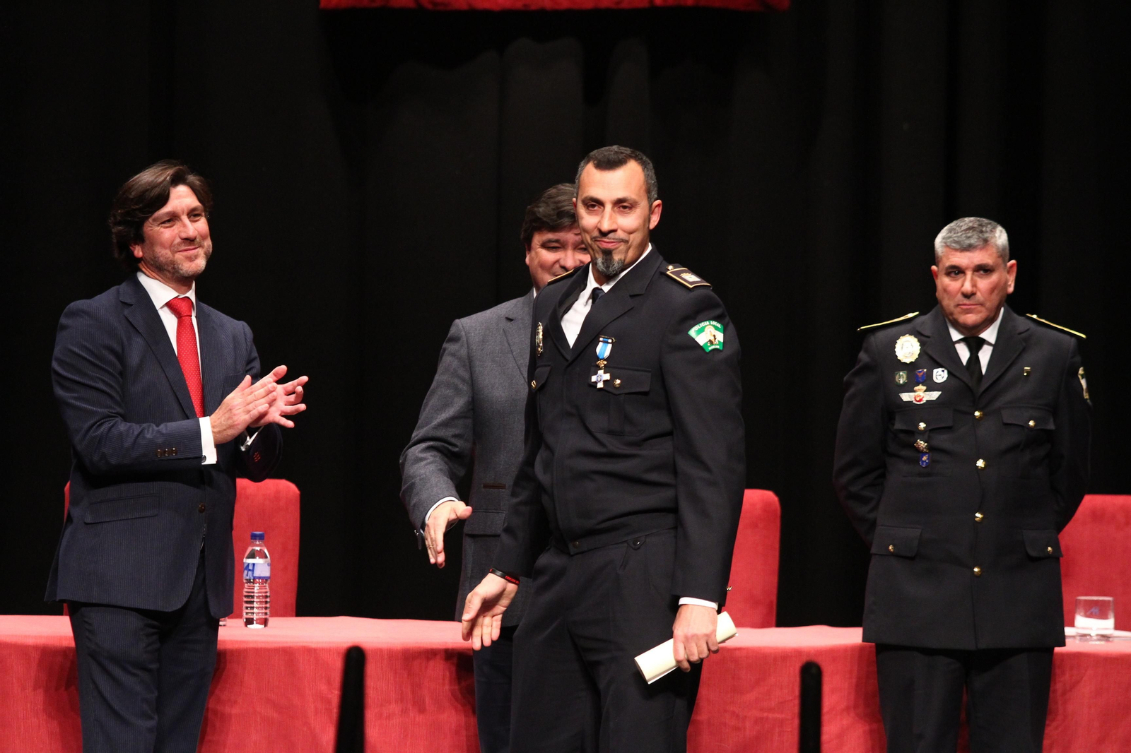 La policía Local entrega las medallas en el día de su patrón