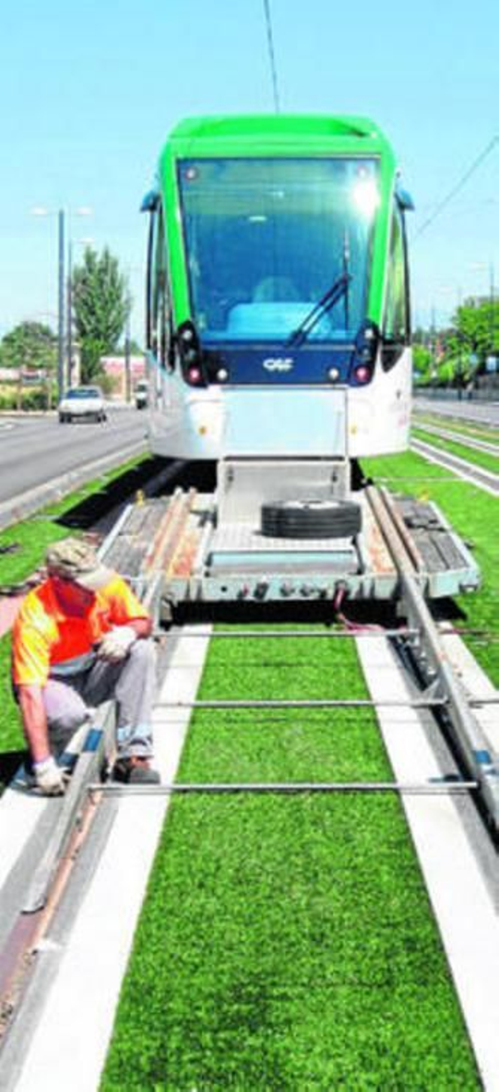 Desembarco de una de las unidades del Metro en la capital.