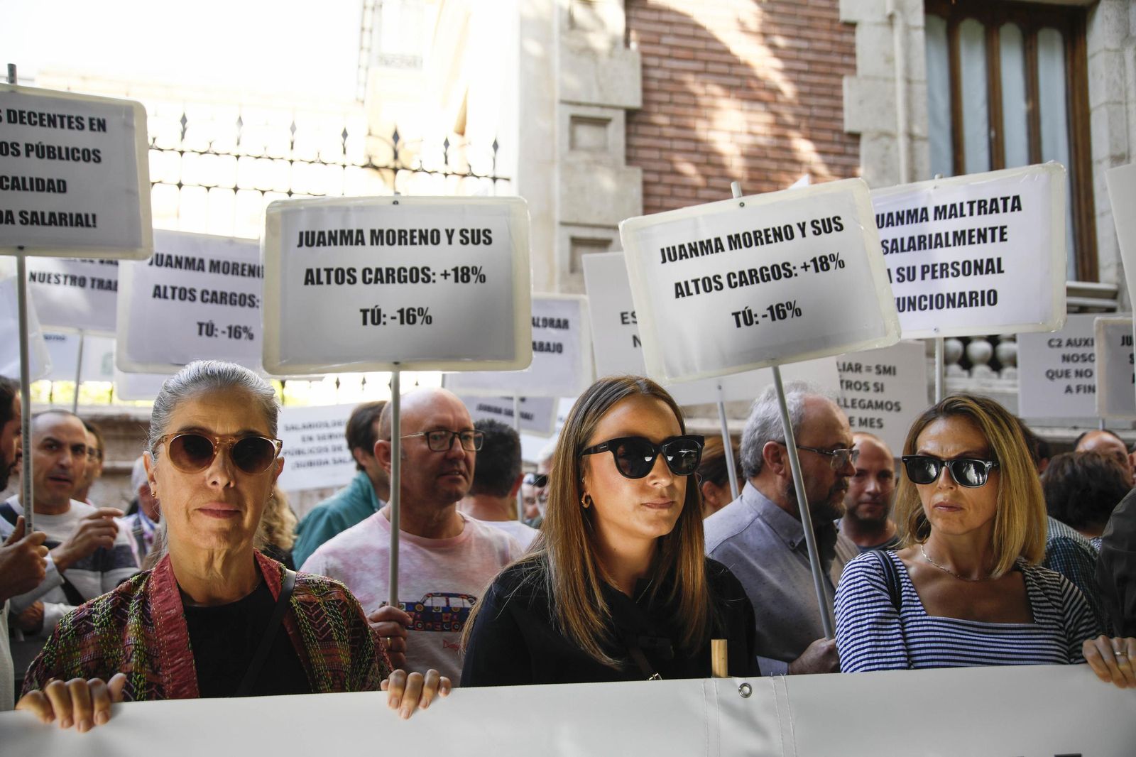 Las imágenes de la concentra para reclamar mejoras laborales para el personal funcionario de la Junta de Andalucía en Almería