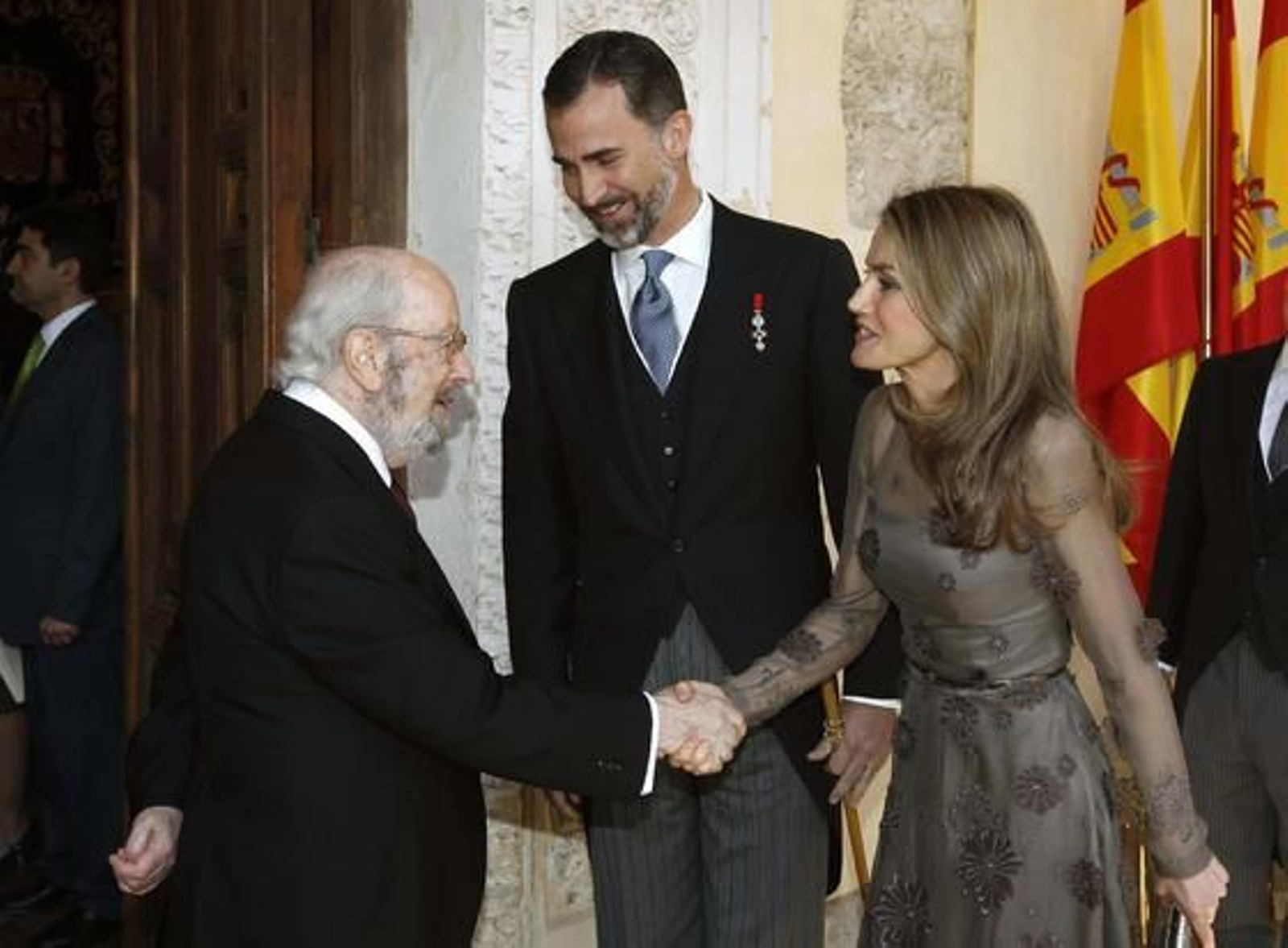 Caballero Bonald, el Príncipe Felipe y la Princesa Letizia. / EFE