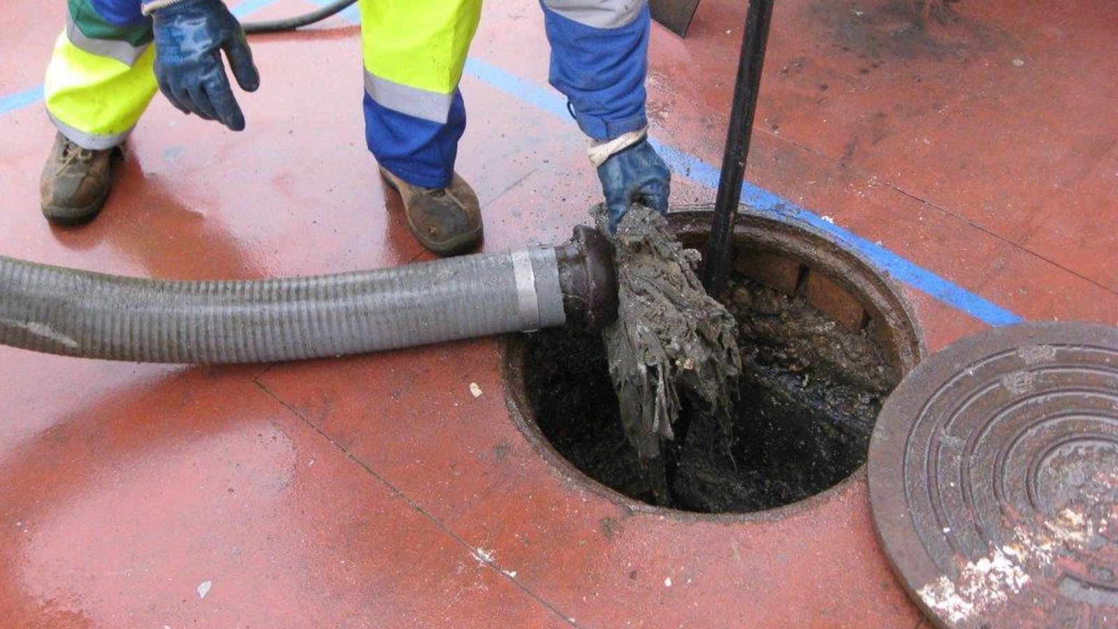 Trabajos de limpieza en una finca de la avenida de la Bajamar.
