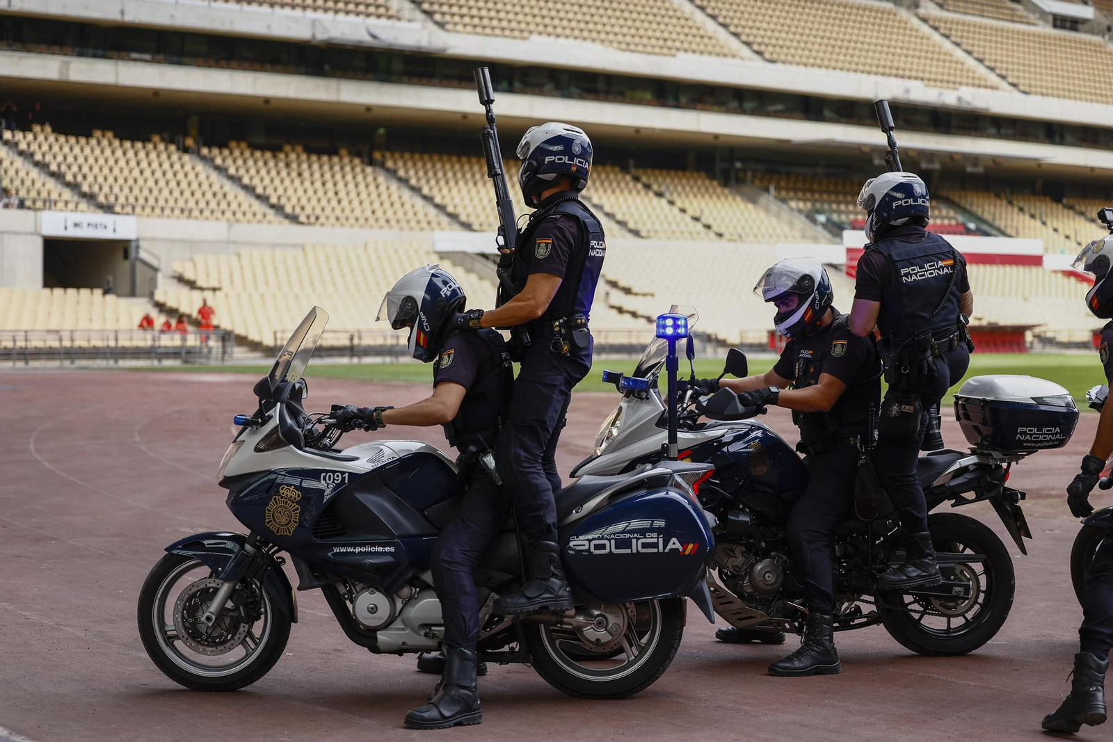 La exhibición de la Policía Nacional en el Estadio de la Cartuja, en imágenes
