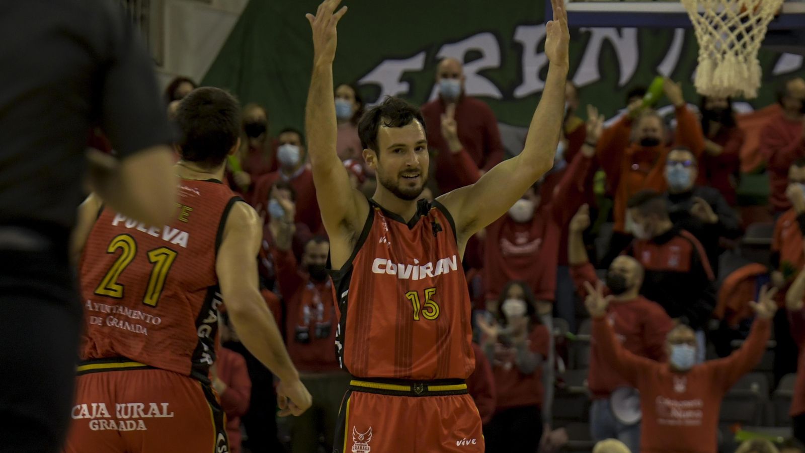 Lluis Costa celebra la victoria conseguida ante el Lleida en el Palacio de los Deportes, aún en LEB Oro