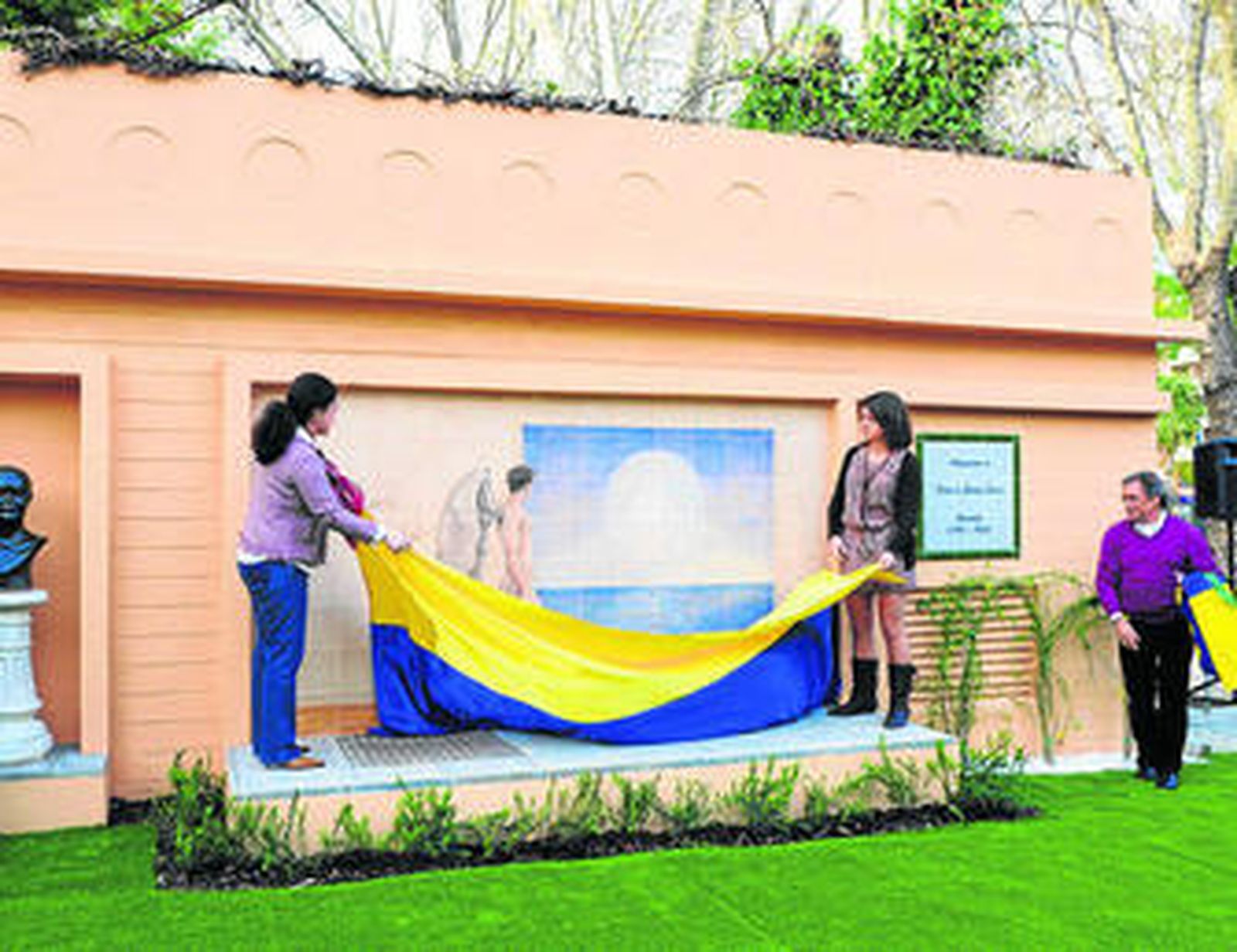 Imagen de la concejal Inmaculada Nieto descubriendo el mural junto a su creadora Cris L. Vargas, ayer.