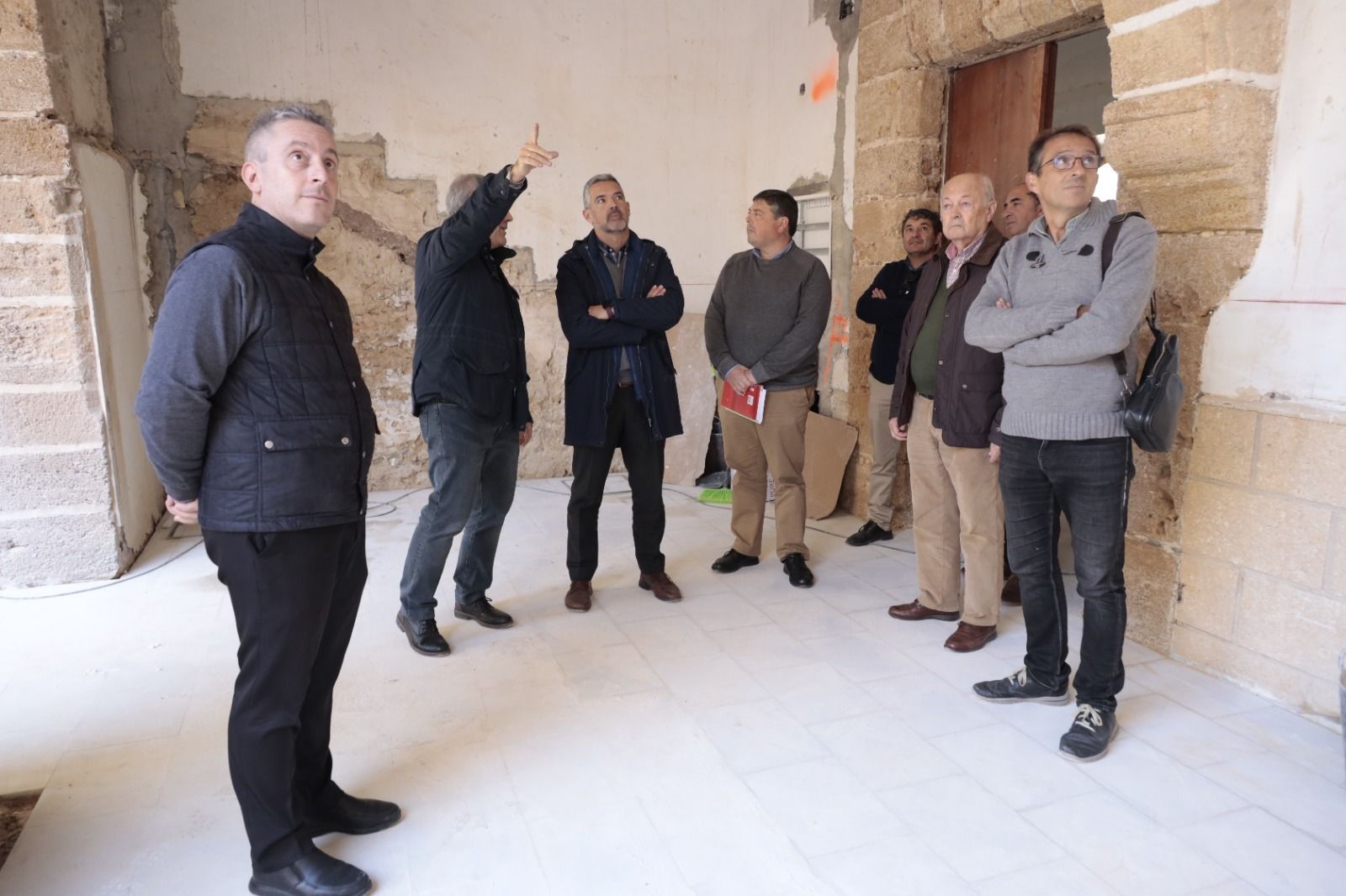 El alcalde de Rota visita las obras de la Parroquia del Carmen.