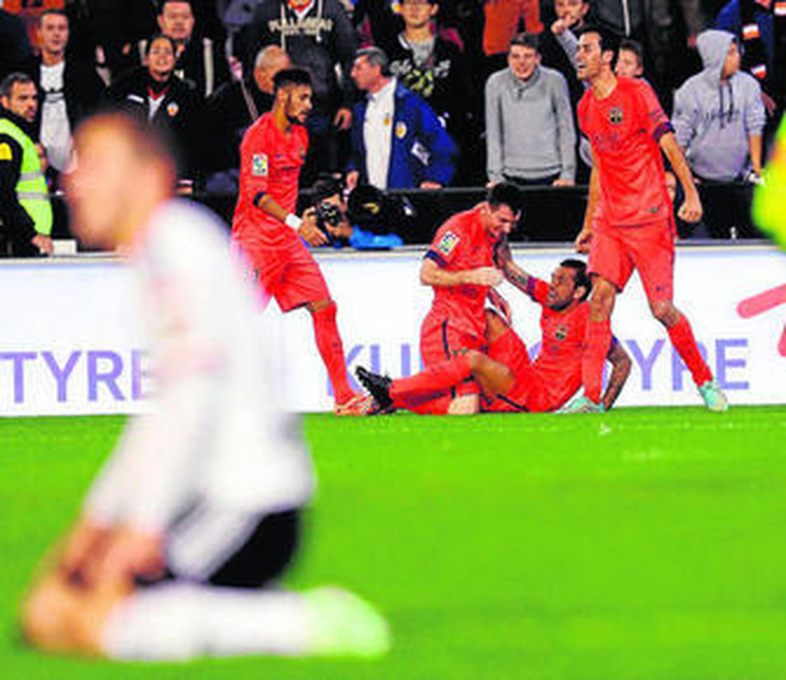 Busquets celebra el gol con sus compañeros ante la desesperación de los valencianistas.