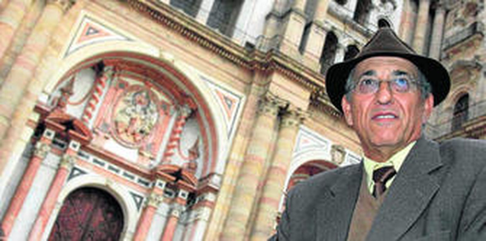 López Cohard, en la Plaza del Obispo, delante de la Catedral de Málaga.