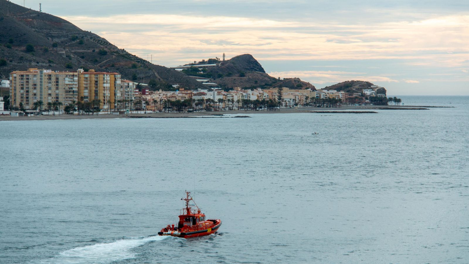 La Salvamar Gienah durante un ejercicio frente a Torrenueva Costa
