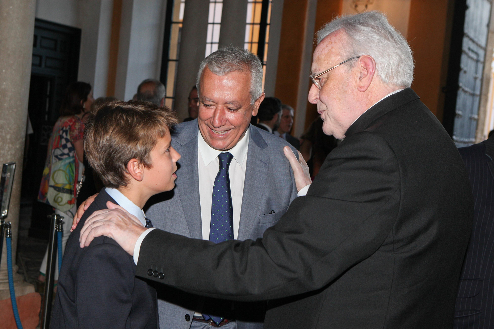 El cardenal Amigo y Javier Arenas, con Carlos Arenas Olivencia.