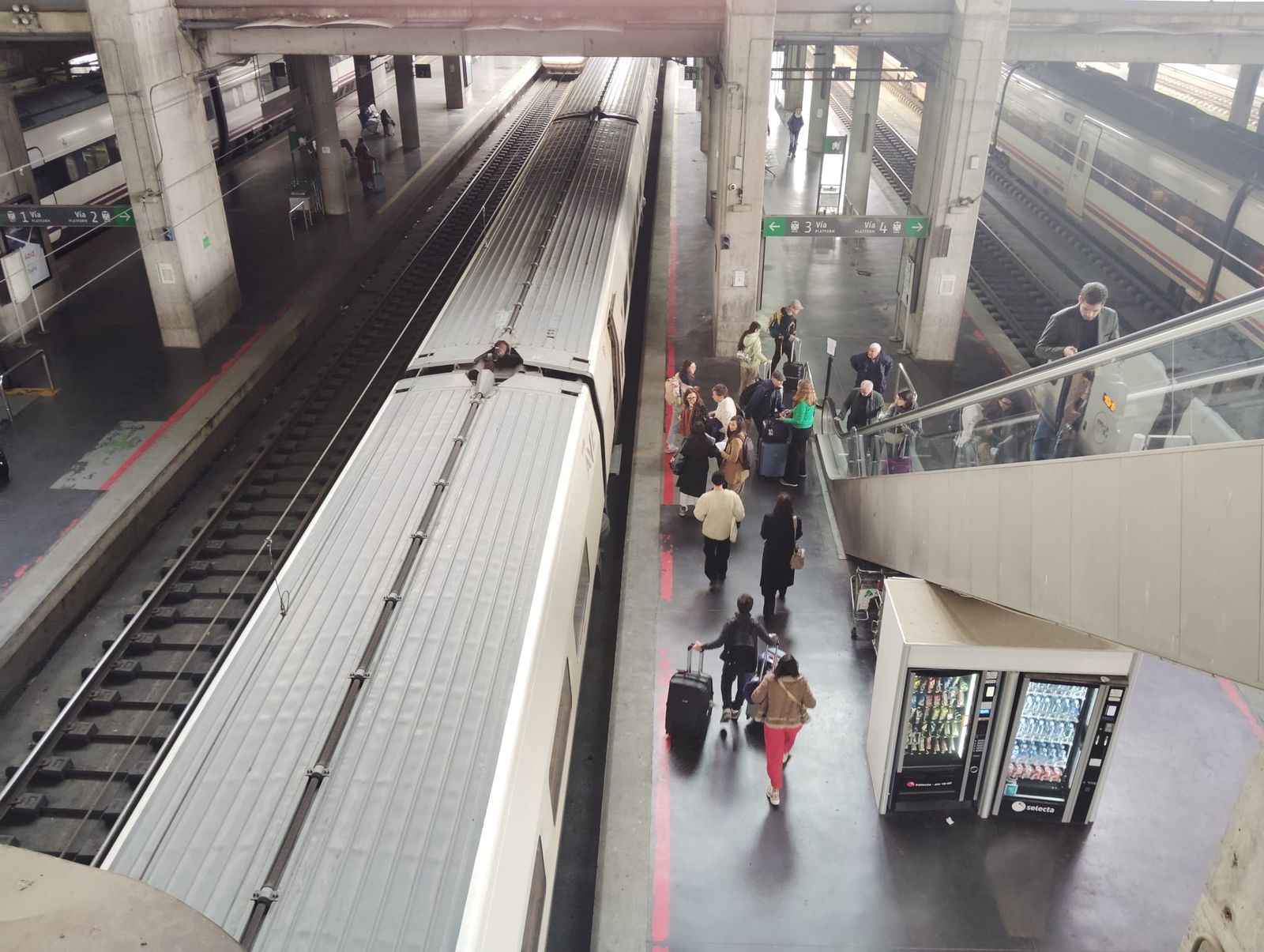 Pasajeros de un AVE procedente de Madrid a su llegada a Córdoba este martes.