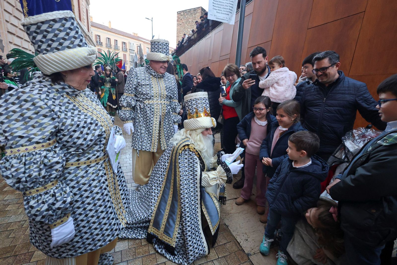 Los Reyes Magos llenan Málaga de ilusión tras la lluvia
