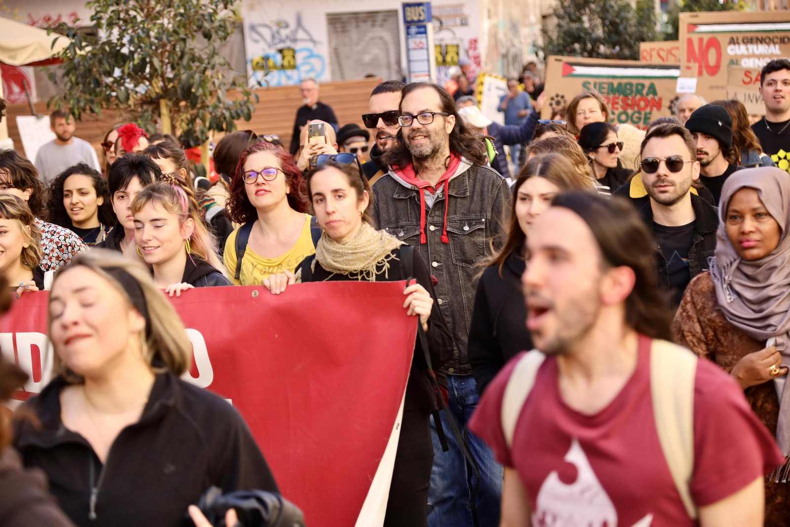 Cientos de personas salen a las calles de Málaga en apoyo a La Invisible, en fotos