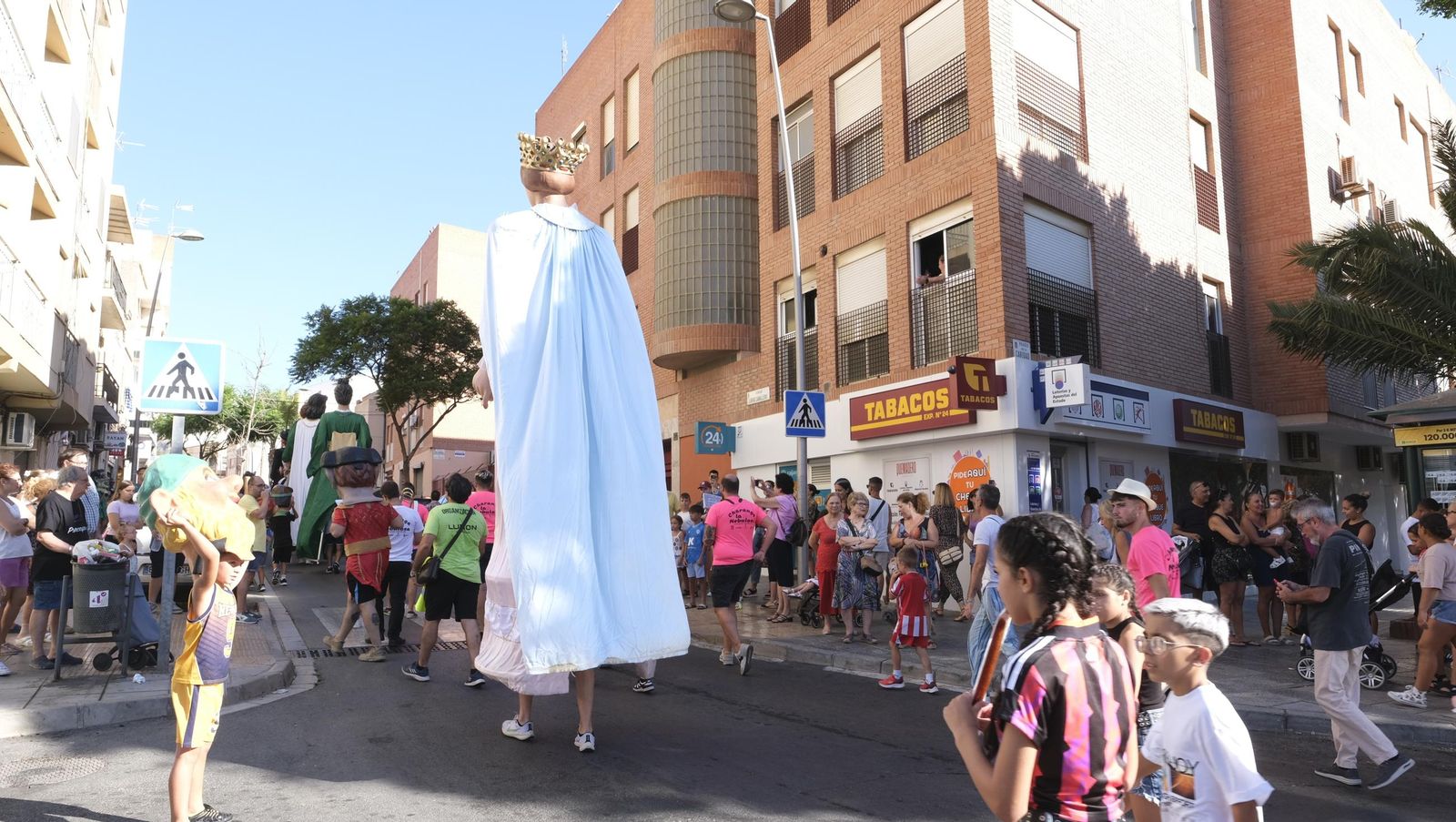 Gigantes y cabezudos en la Feria de Almería 2024, en imágenes