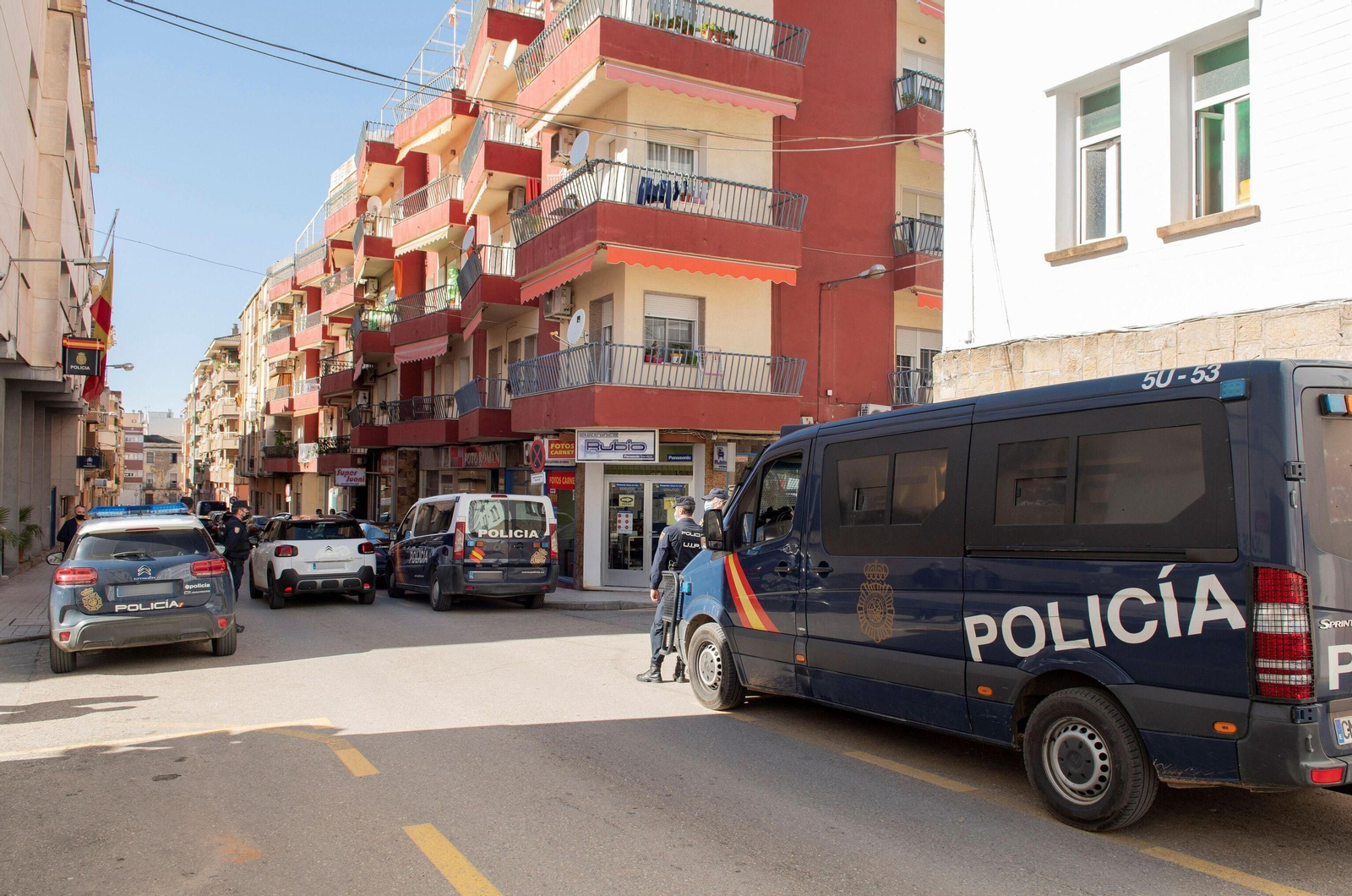 Policías nacionales montan guardia en los alrededores de la comisaría de policía de Linares en una imagen de archivo.
