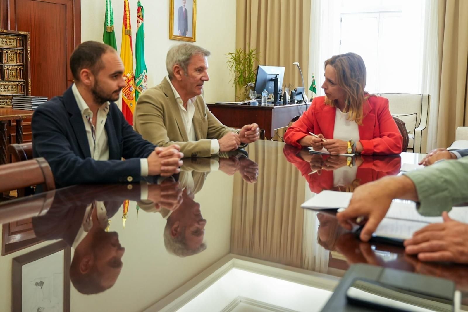 Sebastián Alonso y Miguel Perea, en el encuentro con Almudena Martínez.