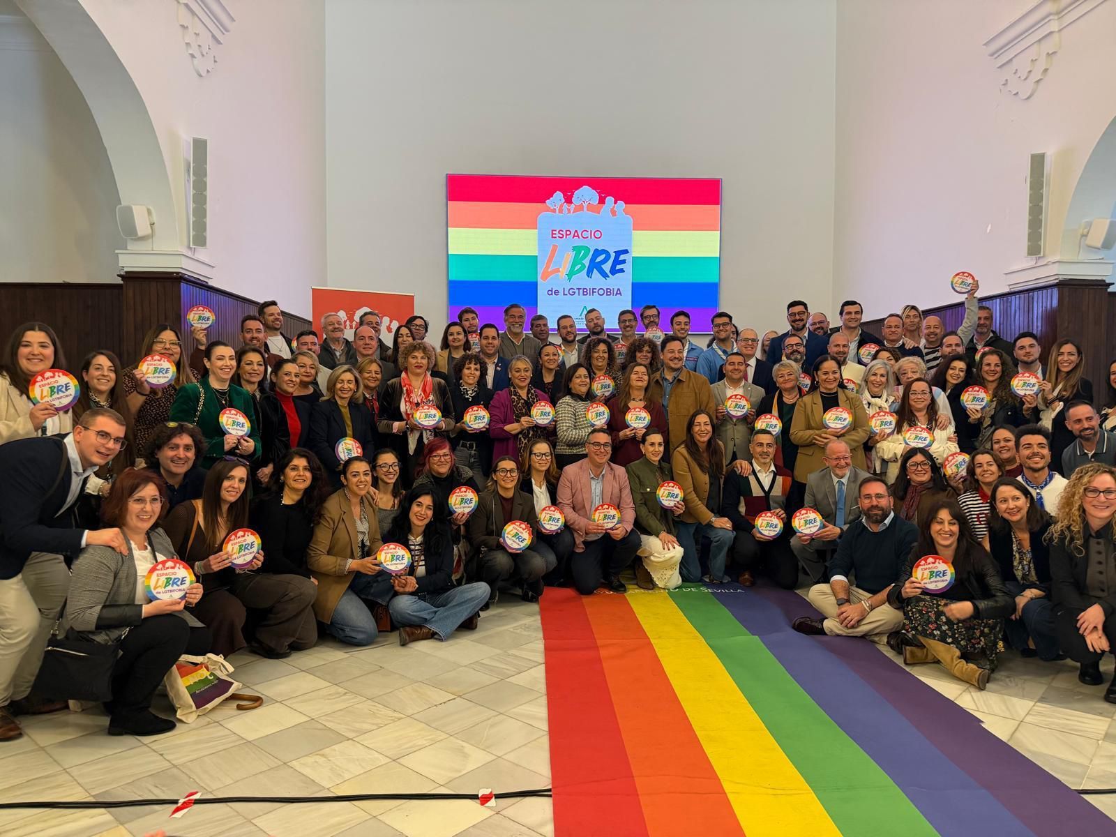 Foto de familia con representantes de todos los ayuntamientos distinguidos.