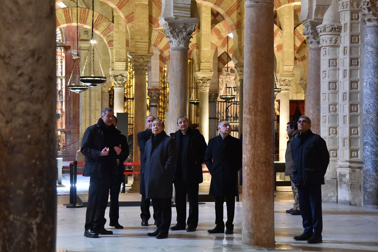 Monseñor Bernardito Cleopas Auza durante su visita a la muestra.