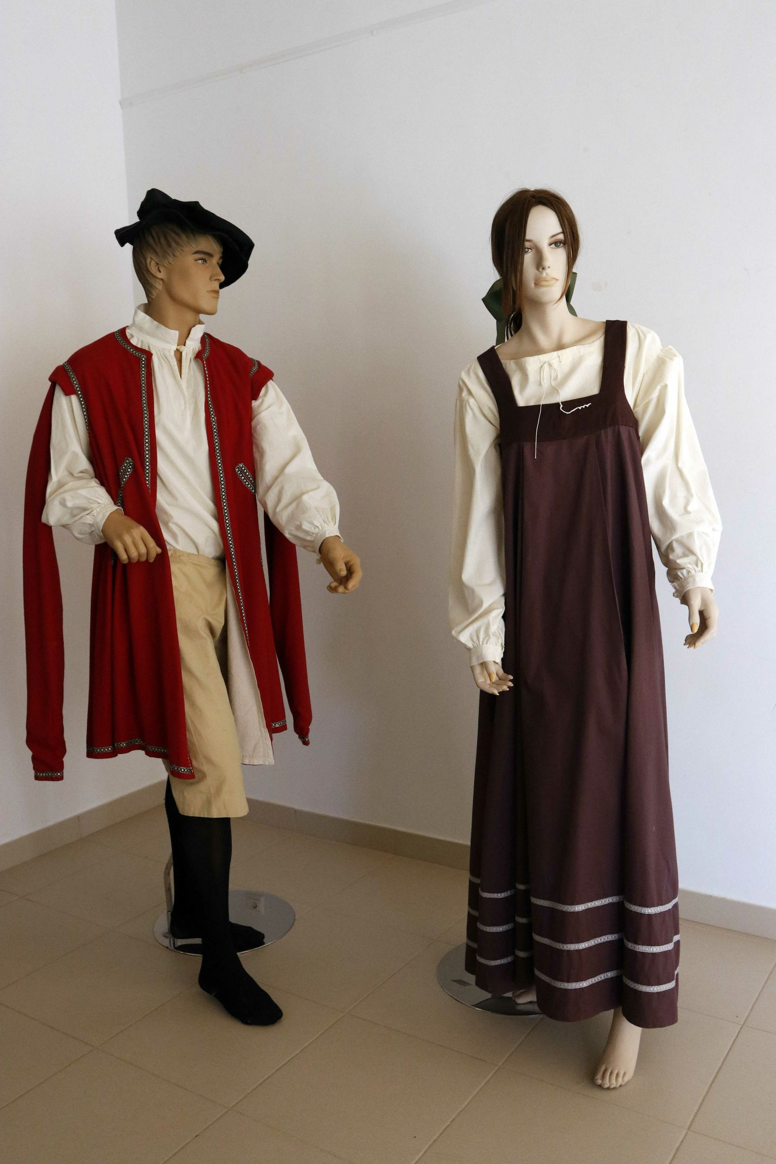 Fotogalería del taller de costura renacentista en Velez Blanco