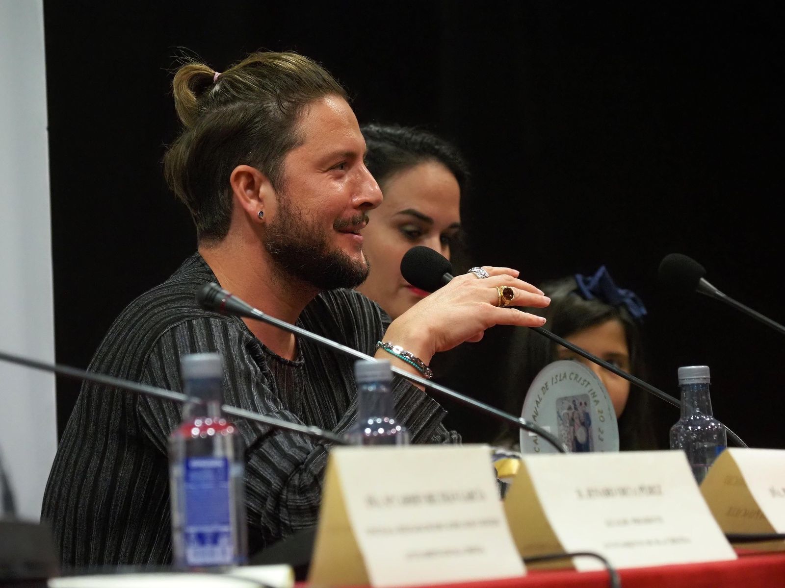 Manuel Carrasco regresa a su Isla Cristina para recibir el Galardón de la Peña Pasacalles, en imágenes