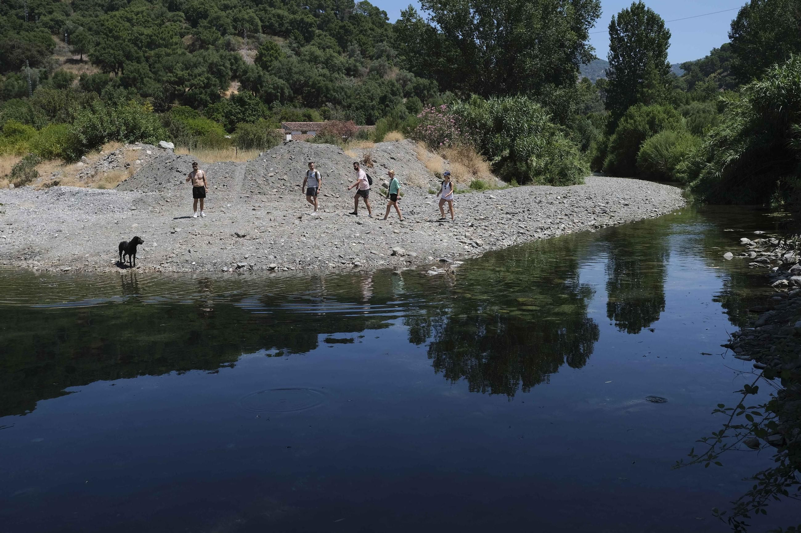 Bañistas en el 'Charco de la Escribana' que comparten Benarrabá y Genalguacil en una foto de archivo.