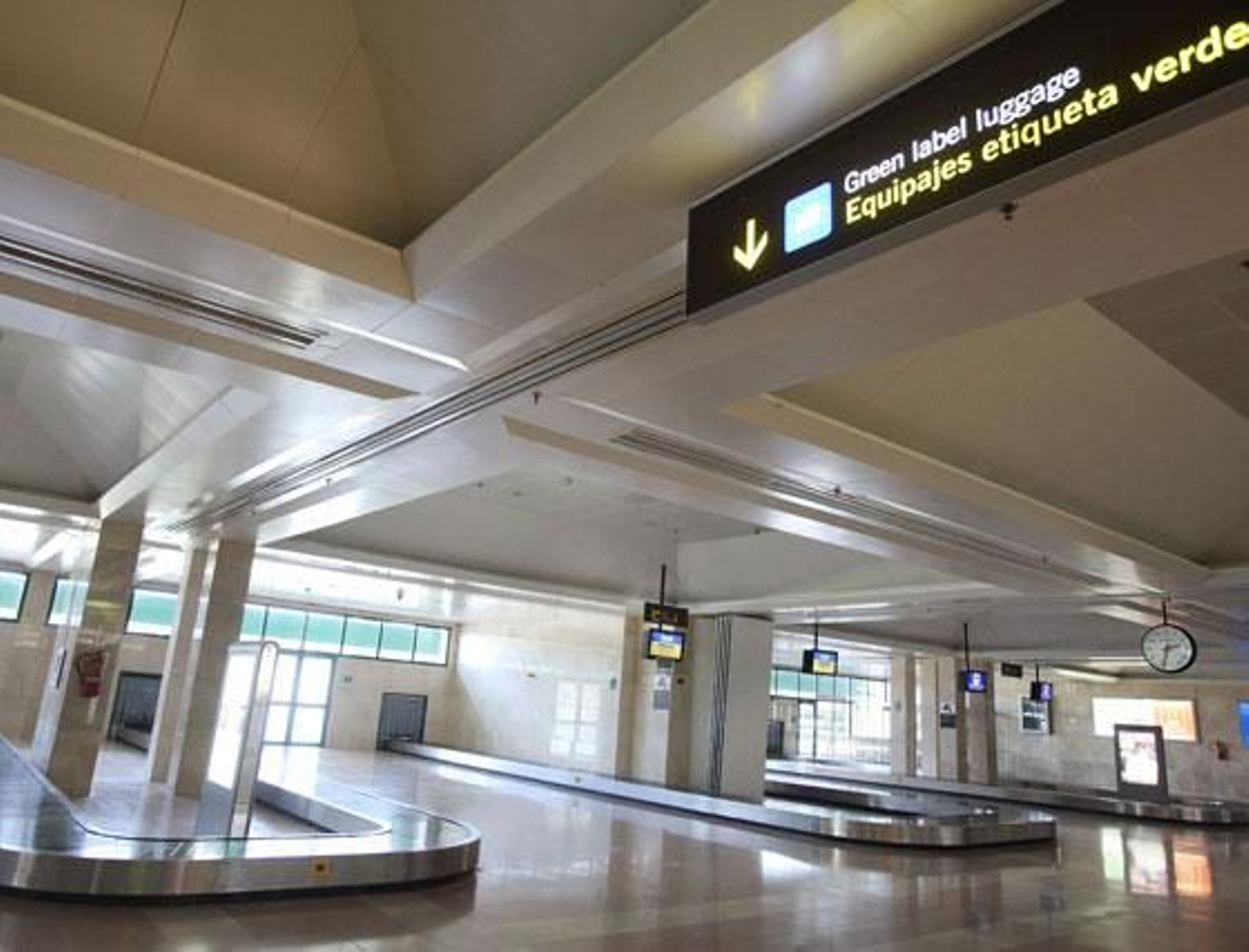 La ampliación de la terminal dota al aeródromo jerezano de capacidad operativa para atender a 2.800.000 pasajeros anuales, el doble de la que tenía hasta ahora

Foto: Vanesa Lobo