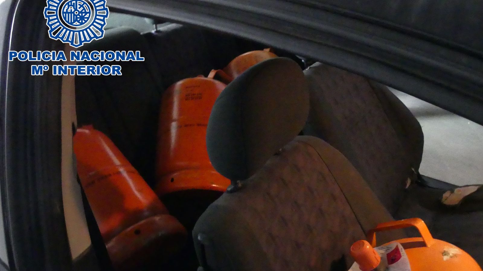 Bombonas de butano cargadas en el vehículo de los detenidos.