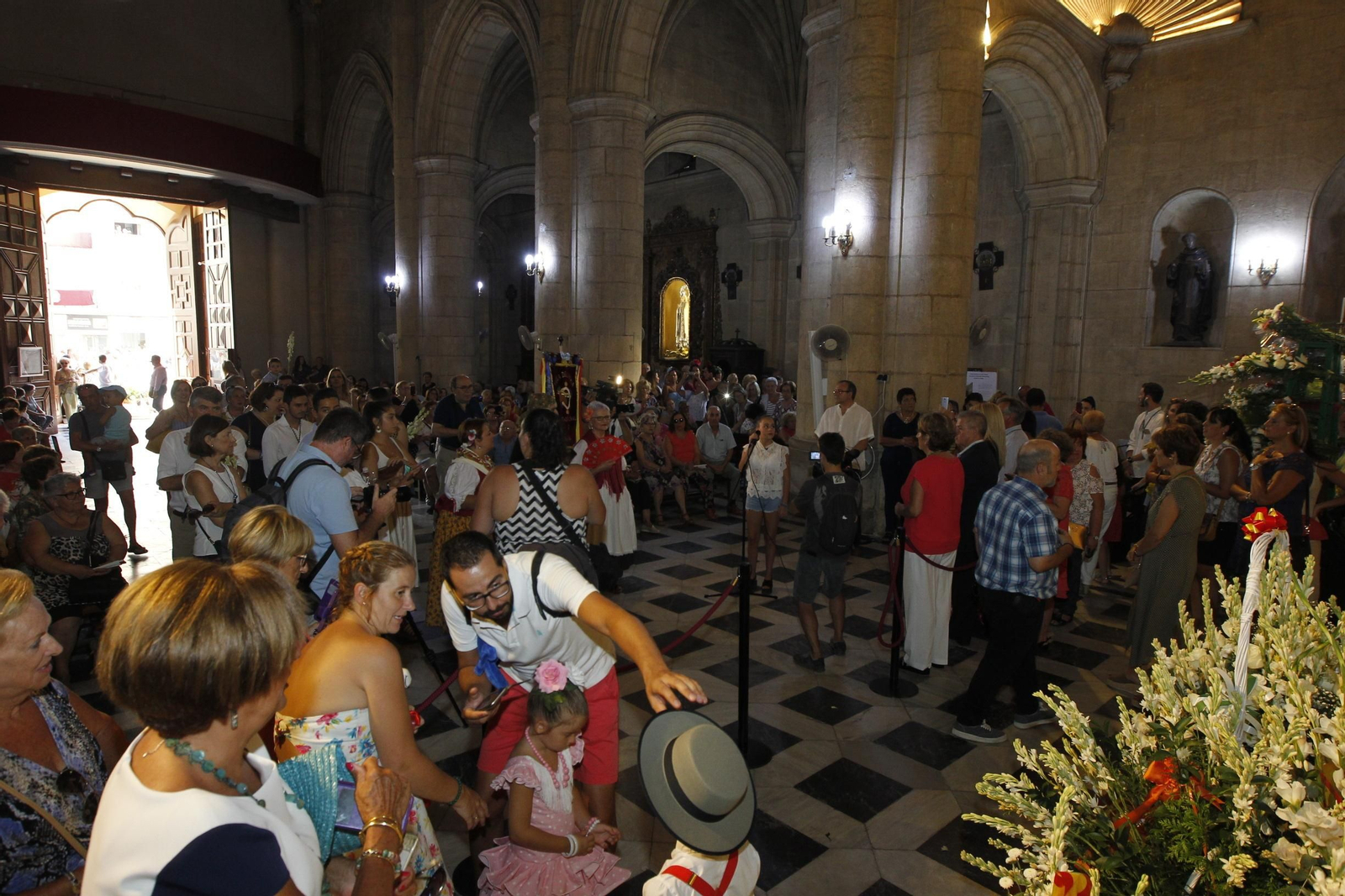 Fotogalería ofrenda floral a la Virgen del Mar. Feria de Almería 2019