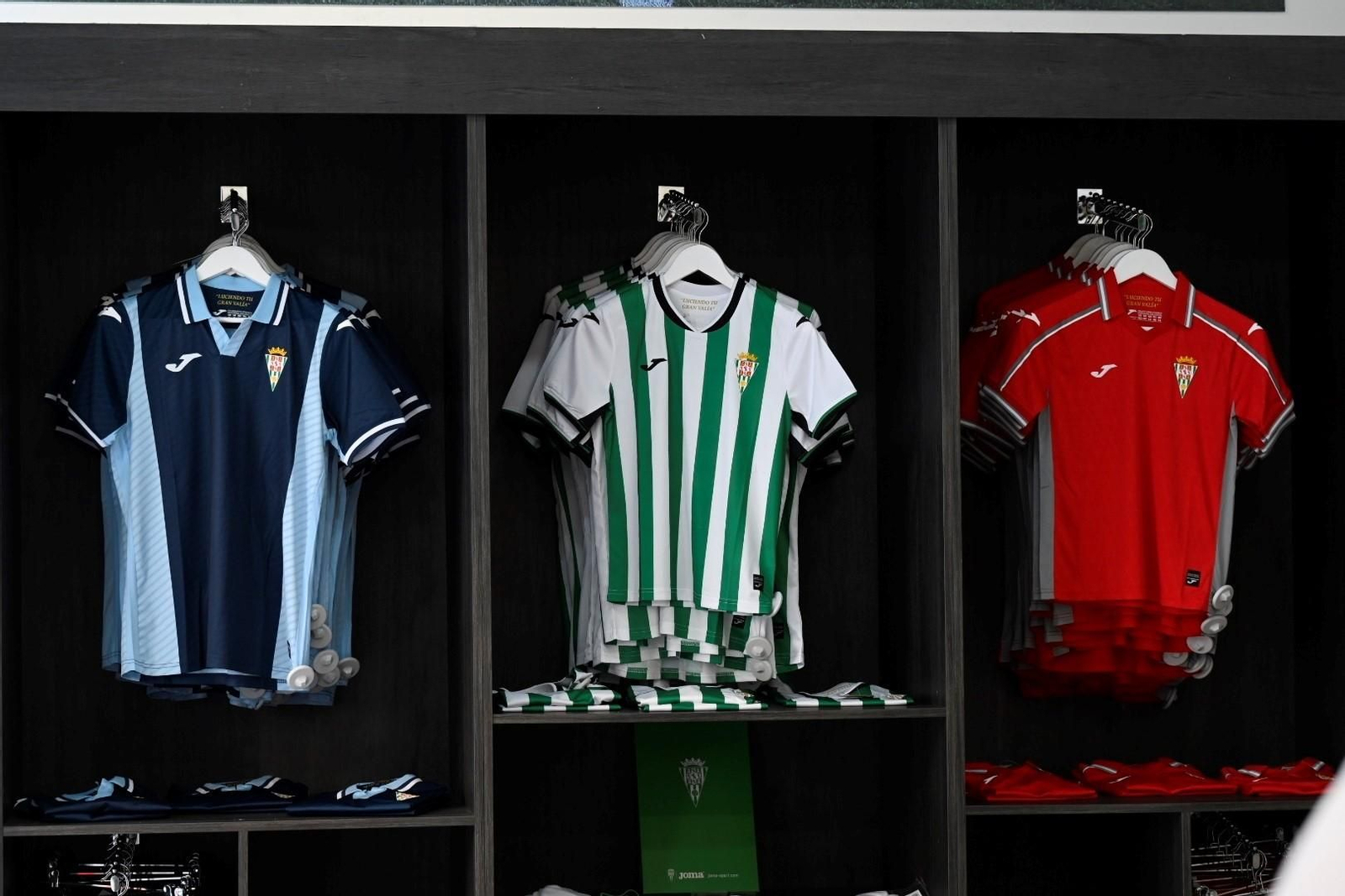 Las mejores fotos del primer día de venta de las nuevas camisetas del Córdoba CF