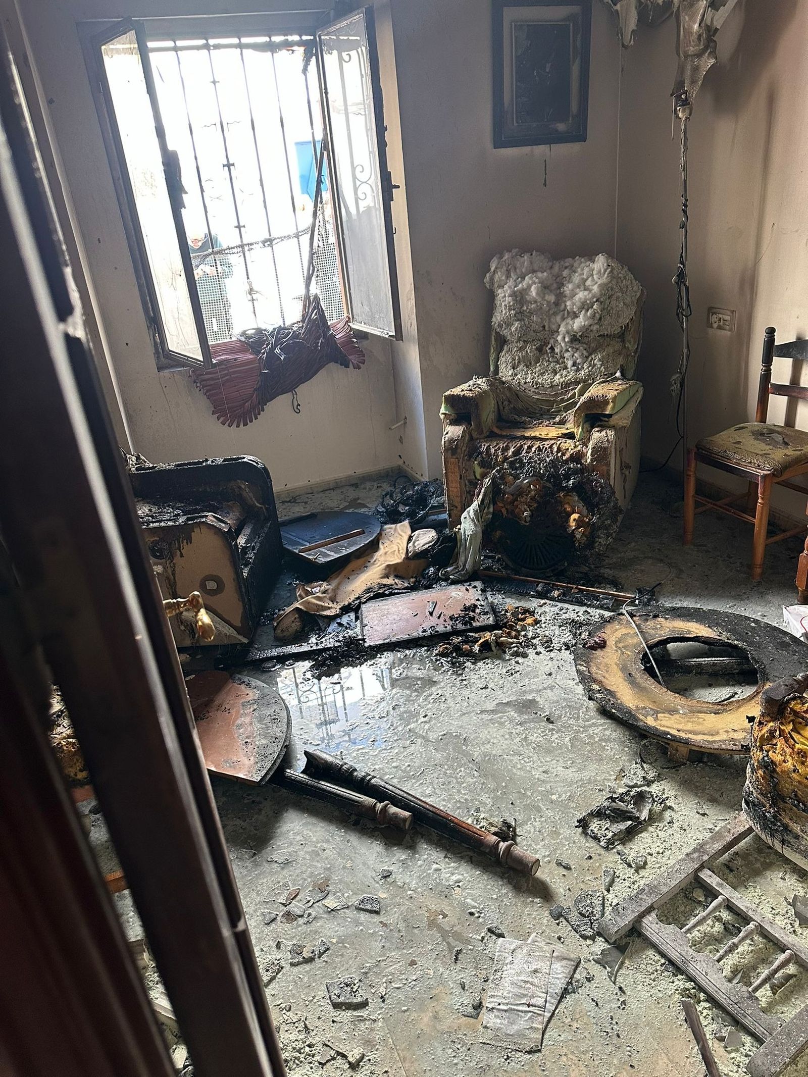 Estado en el que quedó el salón de la vivienda.