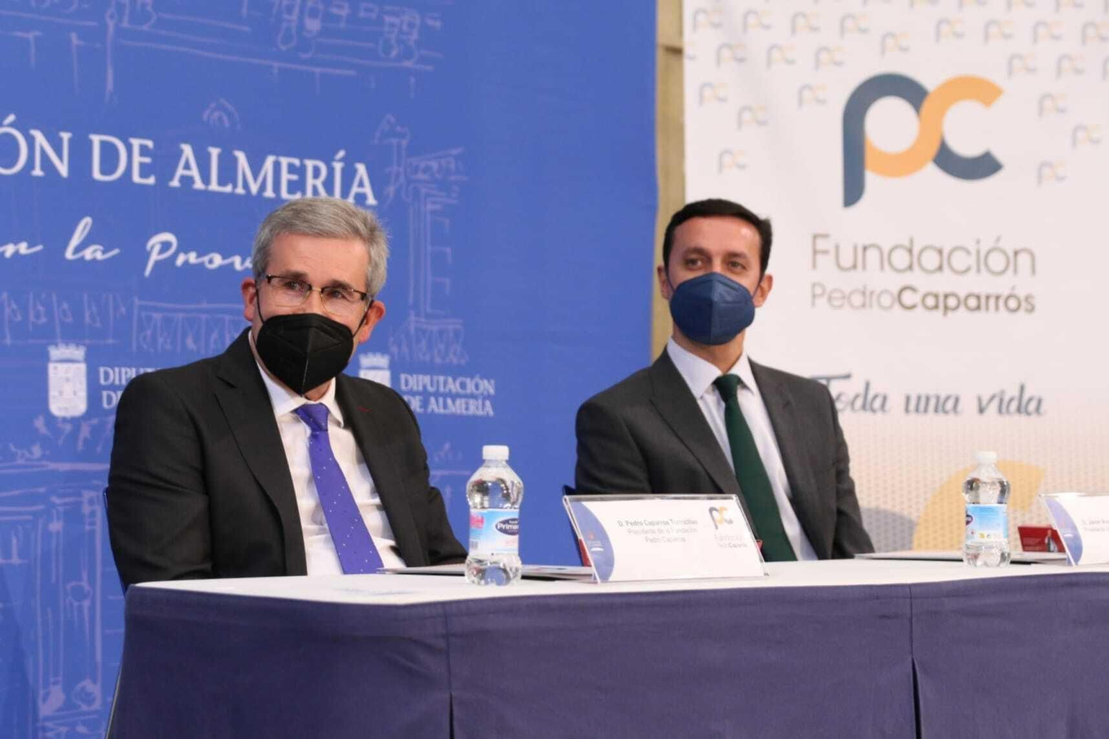 Pedro Caparrós (izquierda) y el presidente de la Diputación, Javier A. García, en la presentación.