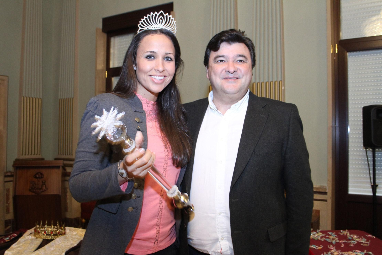 Ana de Caro porta el cetro desaparecido, en el día de su coronación para la cabalgata de 2018, junto a Gabriel Cruz.