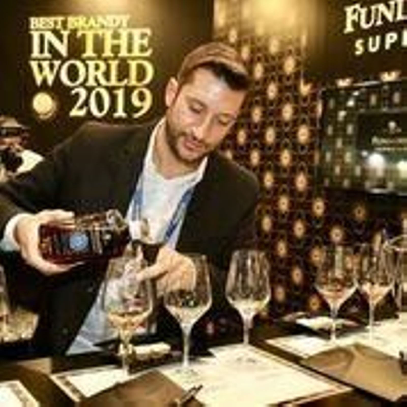 Servicio en el stand de la bodega de Fundador Supremo 18, el 'Mejor Brandy del Mundo 2019'