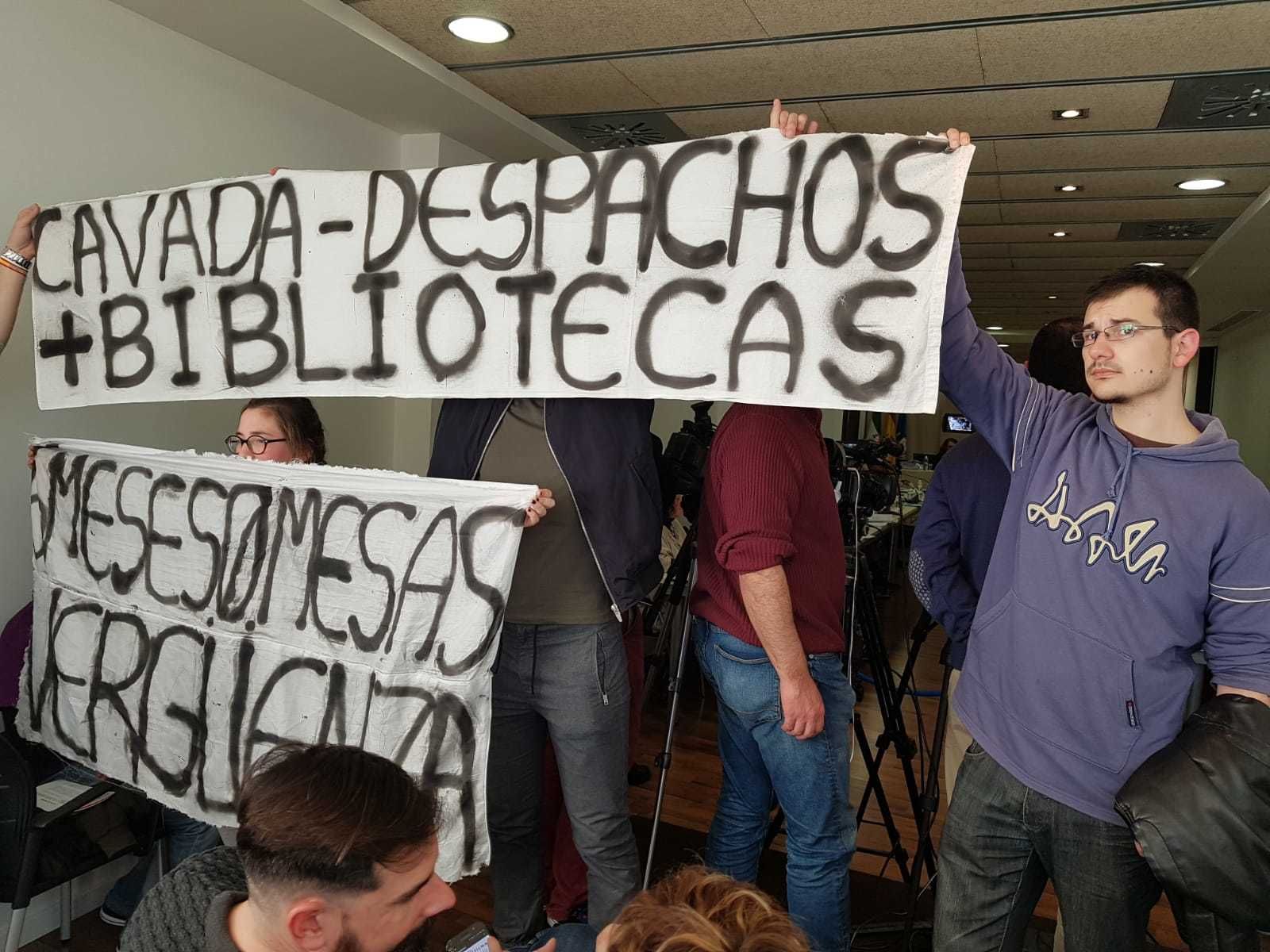 Jóvenes estudiantes protestando en el pleno de ayer.