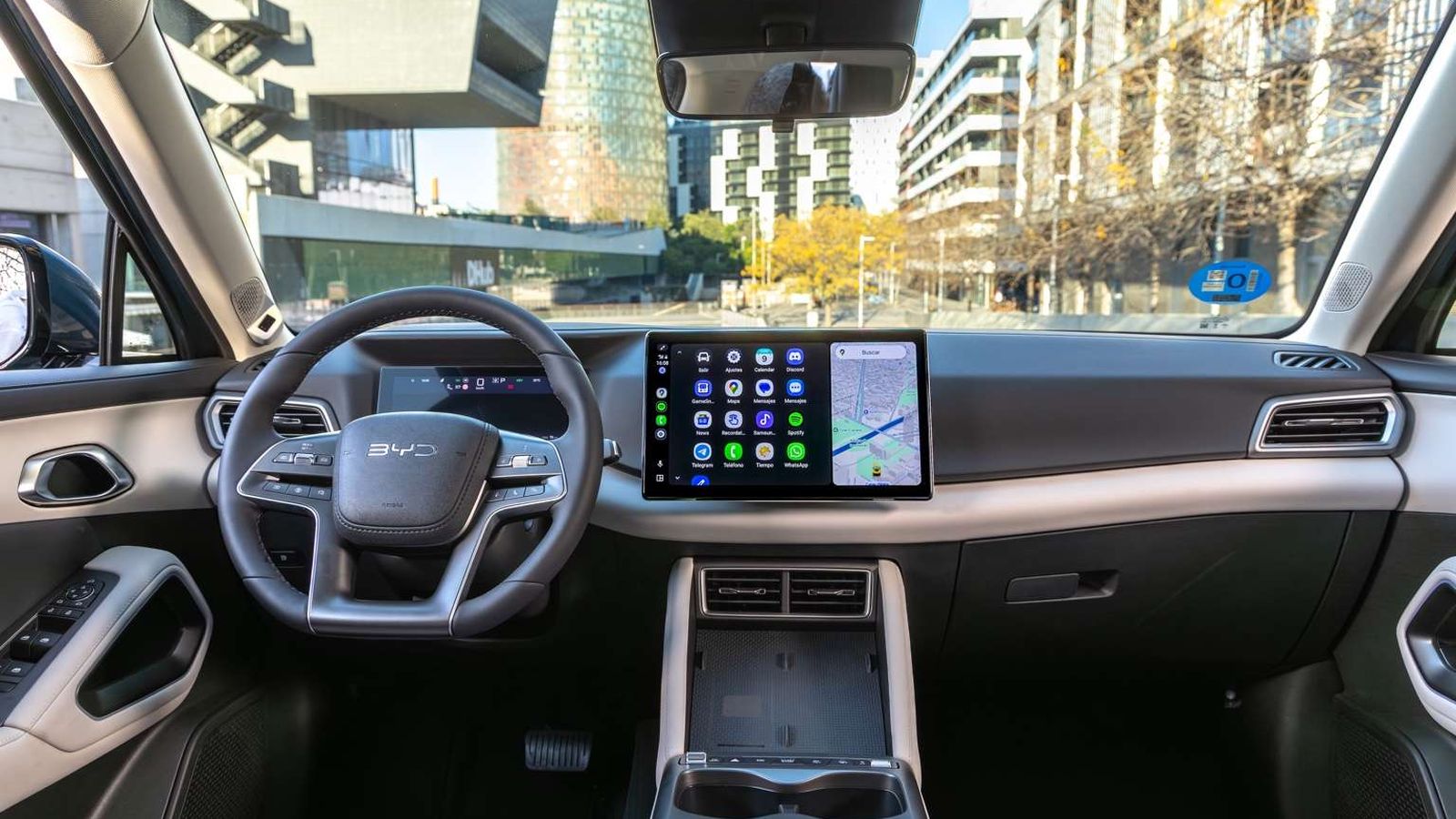 La doble pantalla, para instrumentación y sistema de infoentretenimiento -sin motorización-, es siempre de serie en el Atto 2 DM-i.