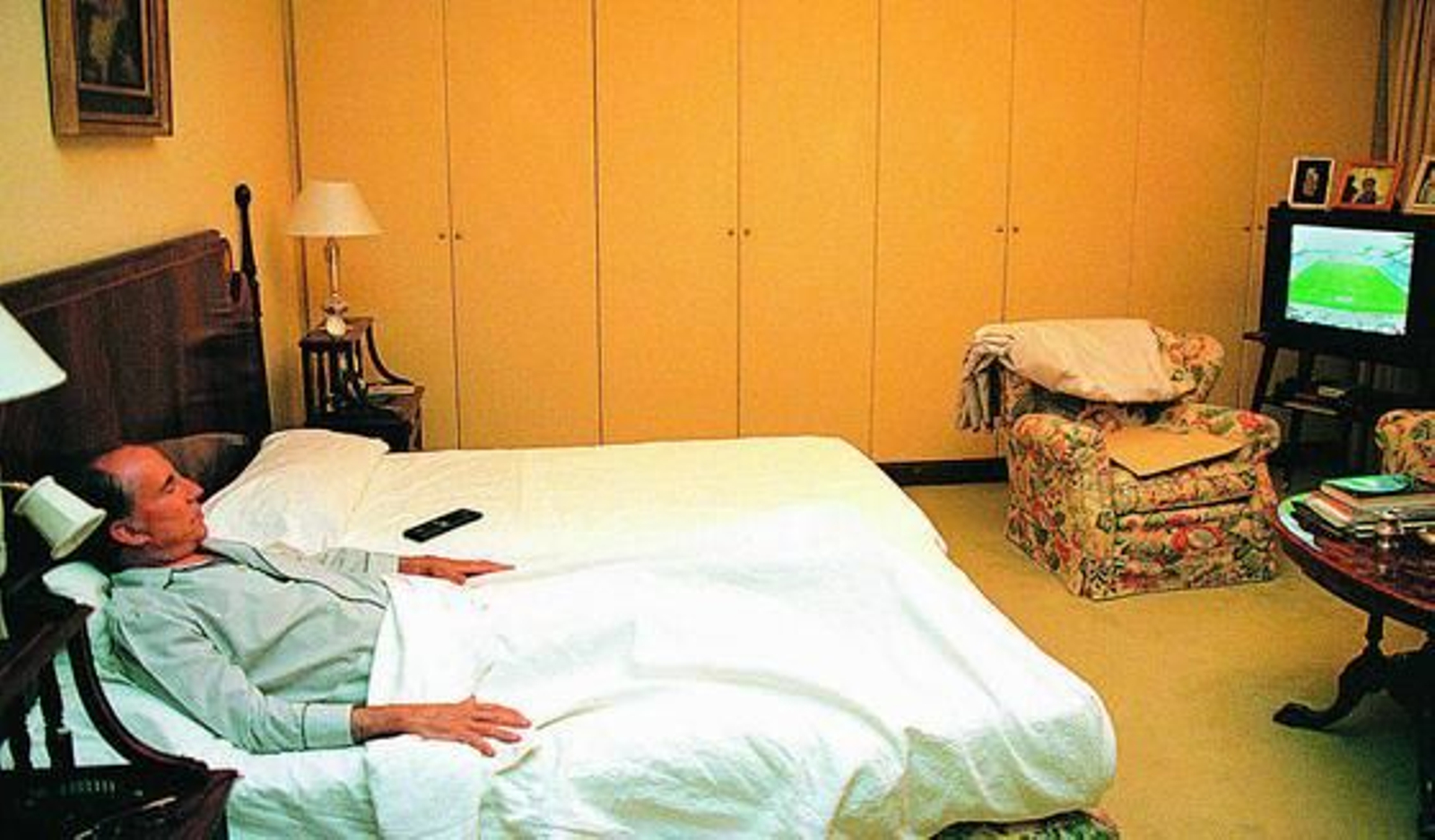 José María Ruiz-Mateos en la cama de su habitación recuperándose de una trombosis.

Foto: Jose Caballero