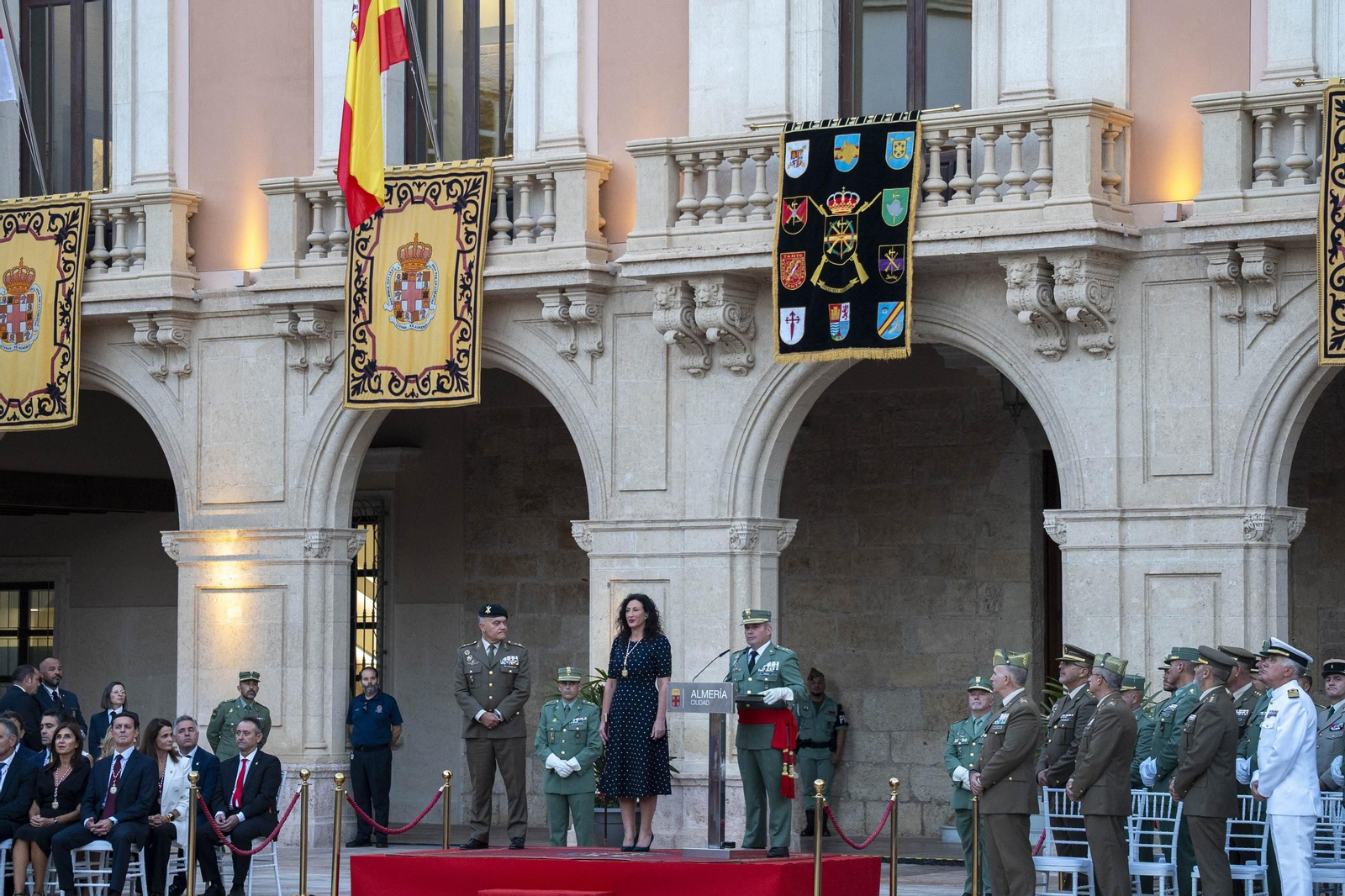 El Escudo de Oro de la ciudad de Almería a la Legión, en imágenes