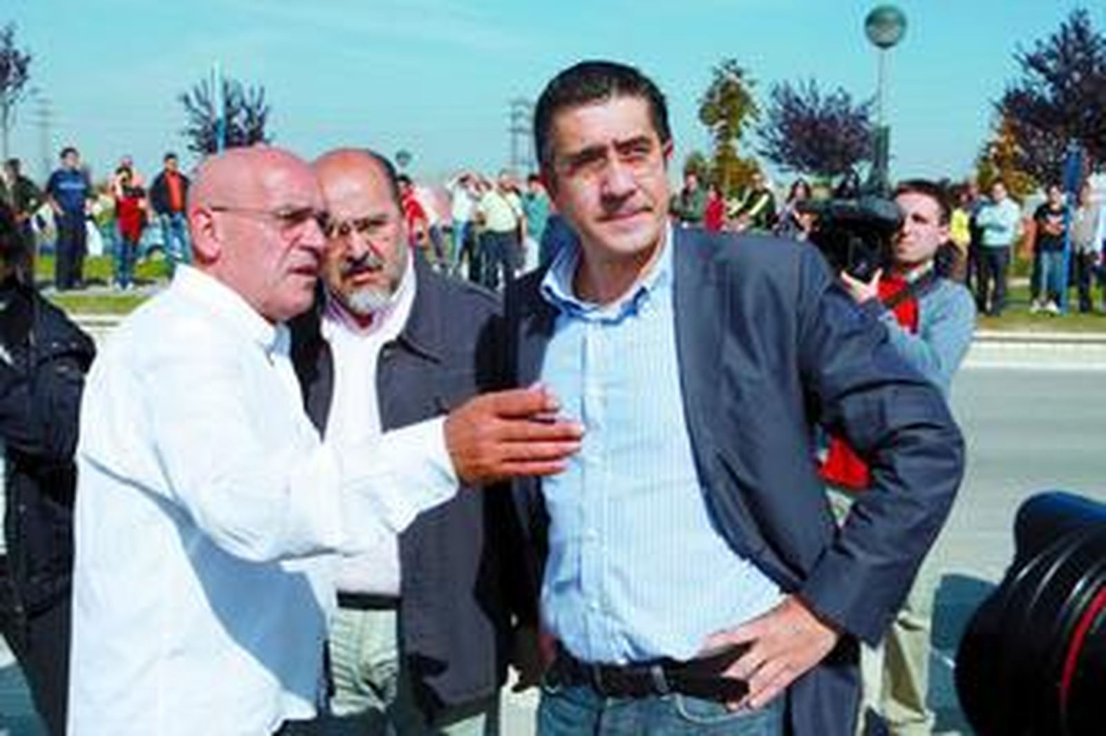 Agentes de la Ertzaintza observan la fachada de la comisaría afectada por la explosión.