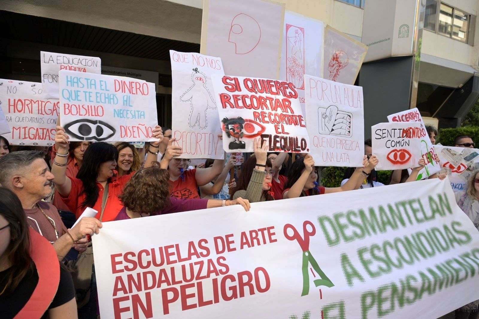 La protesta de la comunidad educativa de la Escuela de Arte y Superior ...
