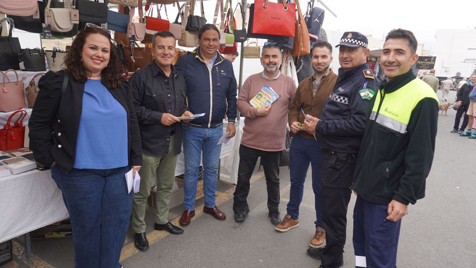 El alcalde y concejales en el mercado semanal de Carboneras.