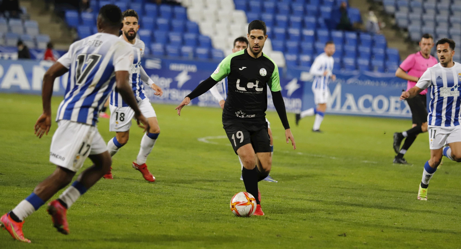 Carlos García es presionado por varios jugadores del Recreativo.