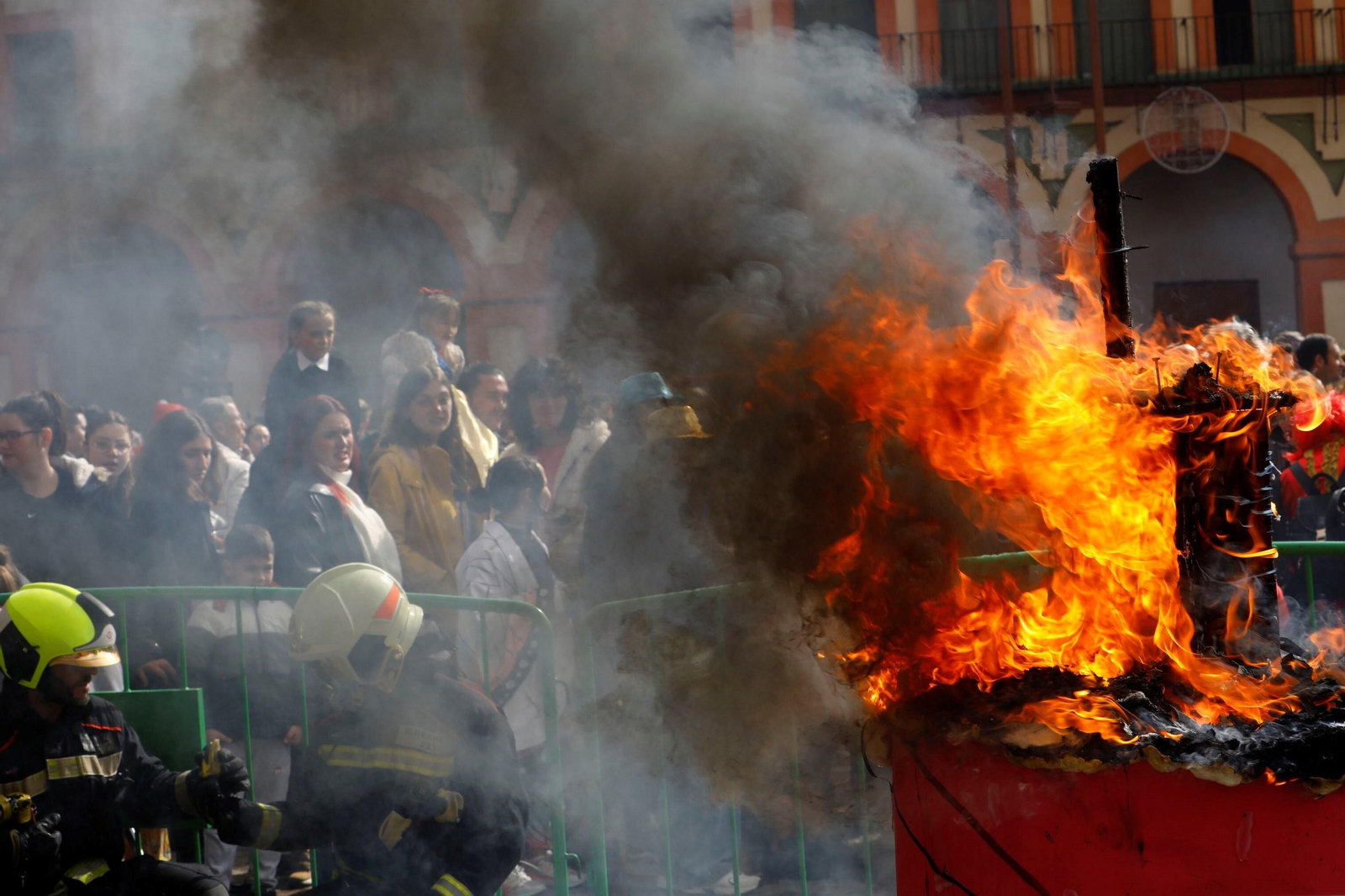 La quema del dios Momo pone punto y final al Carnaval de Córdoba 2023, en fotografías