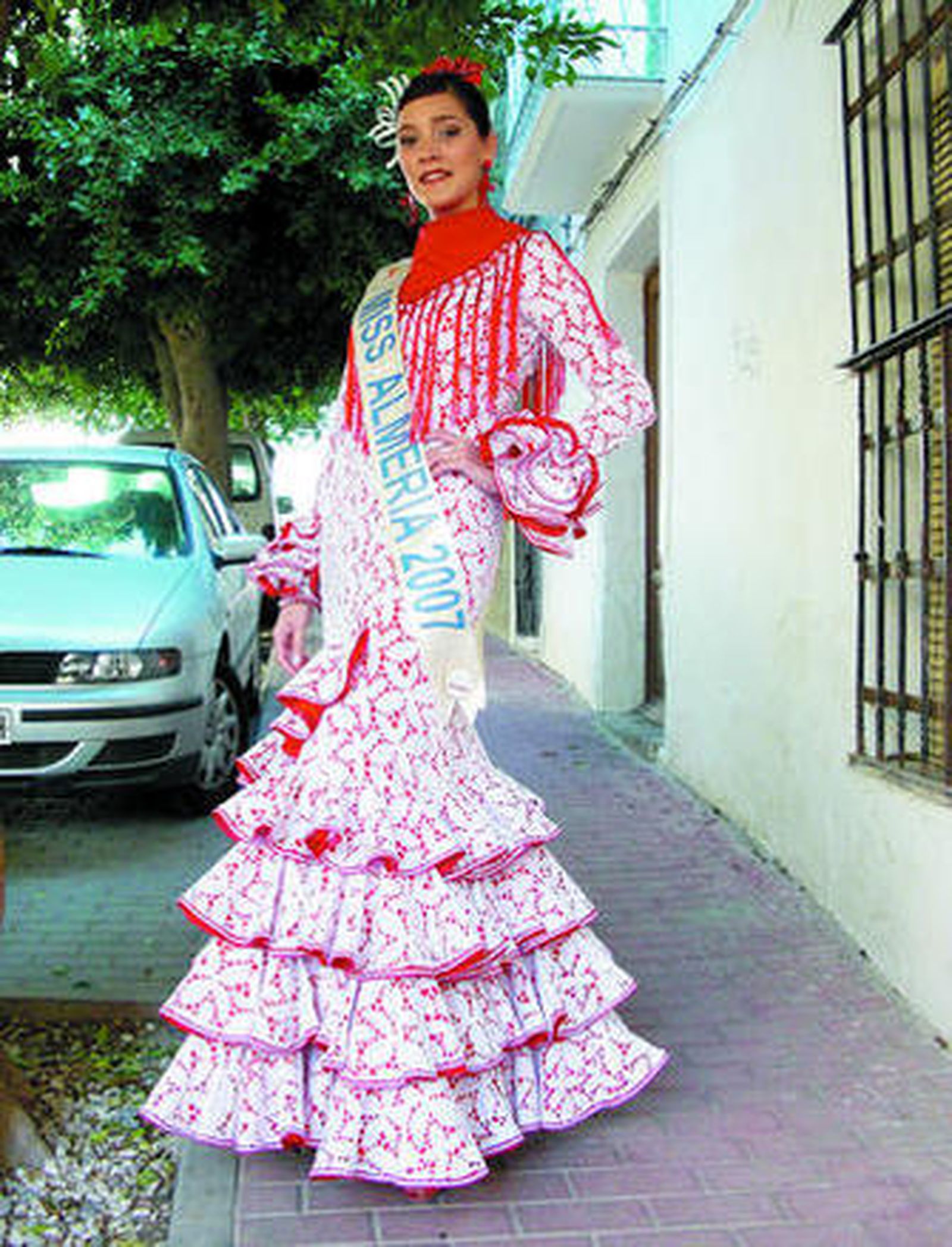 Jessica Segura luciendo un traje de faralae.