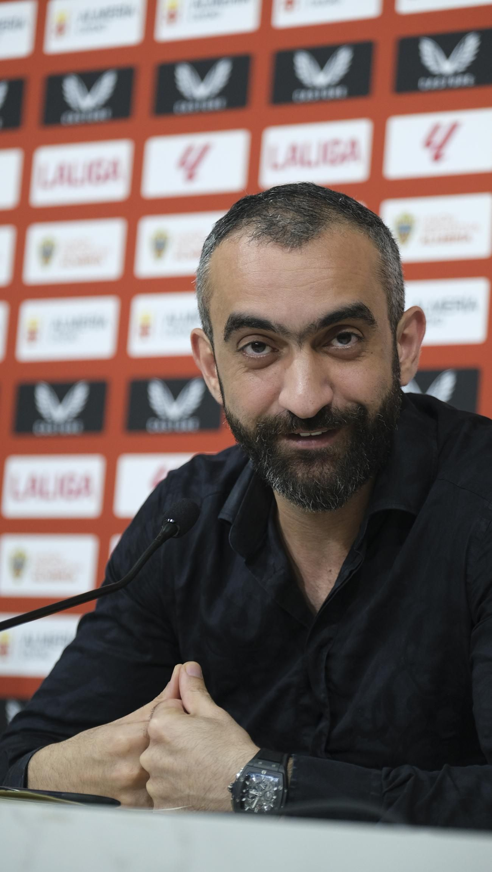 Mohamed El Assy, CEO de la U.D. Almería, en rueda de prensa, en imágenes