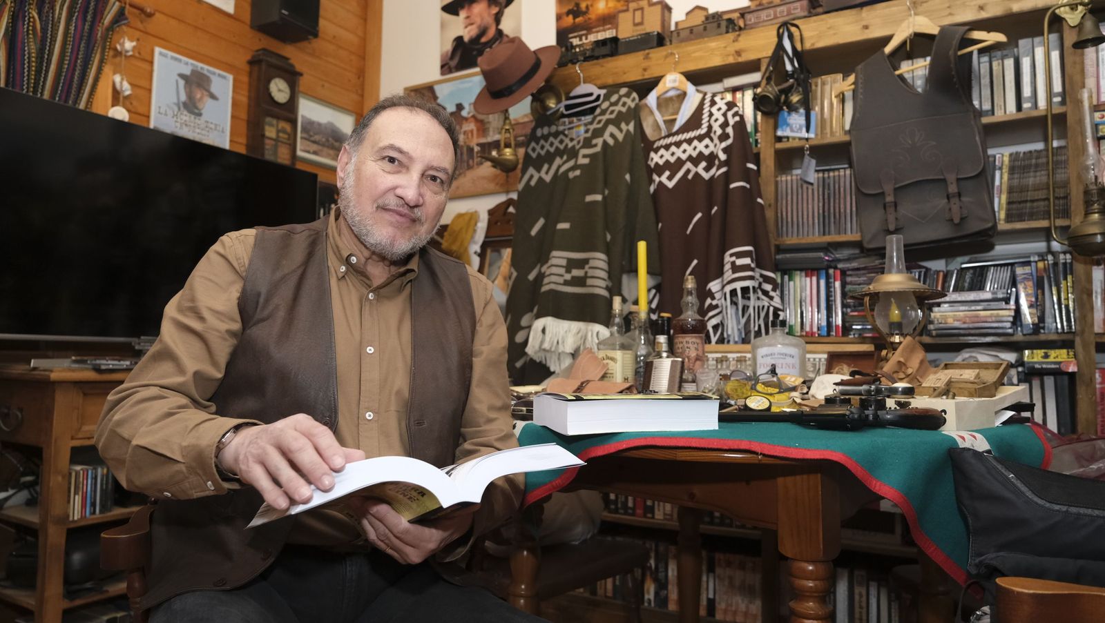 José Enrique Martínez Moya en su despacho con su nuevo libro rodeado de recuerdos así como muchos objetos y atrezzo de películas.