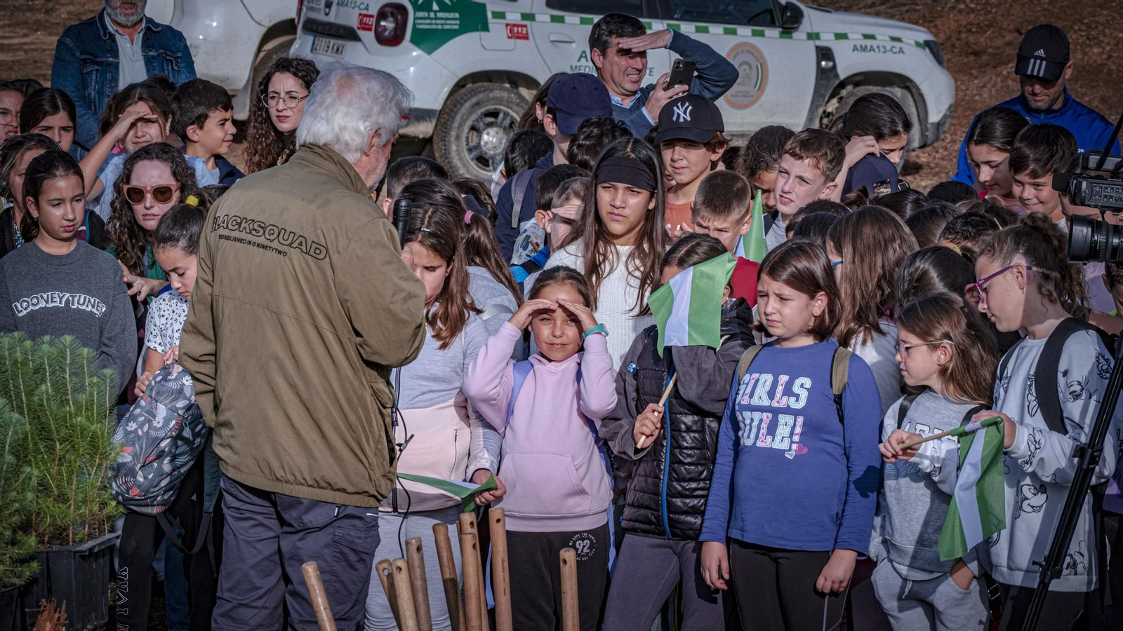 Las imágenes de escolares reforestando el pinar de Las Canteras de Puerto Real.