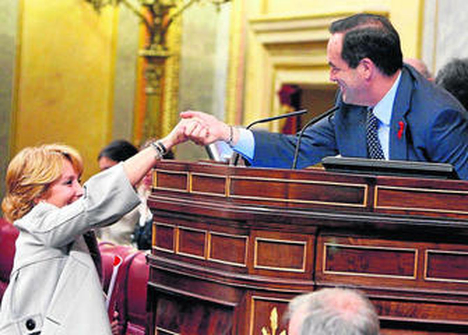 Aguirre da la mano a Bono nada más subir a la tribuna de oradores del Congreso.