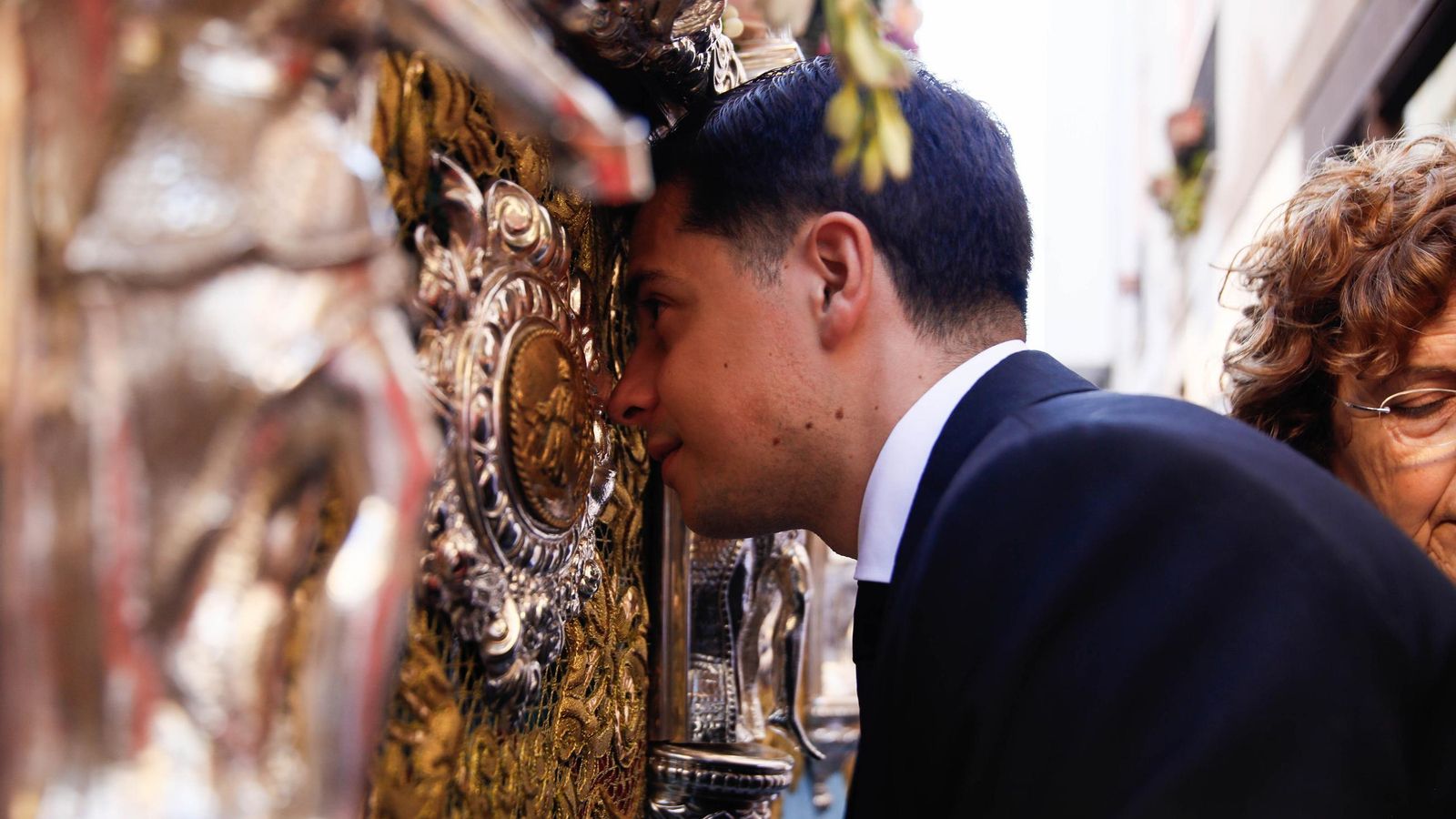 Vea la salida de la Hermandad de Los Ángeles de la Catedral de Almería