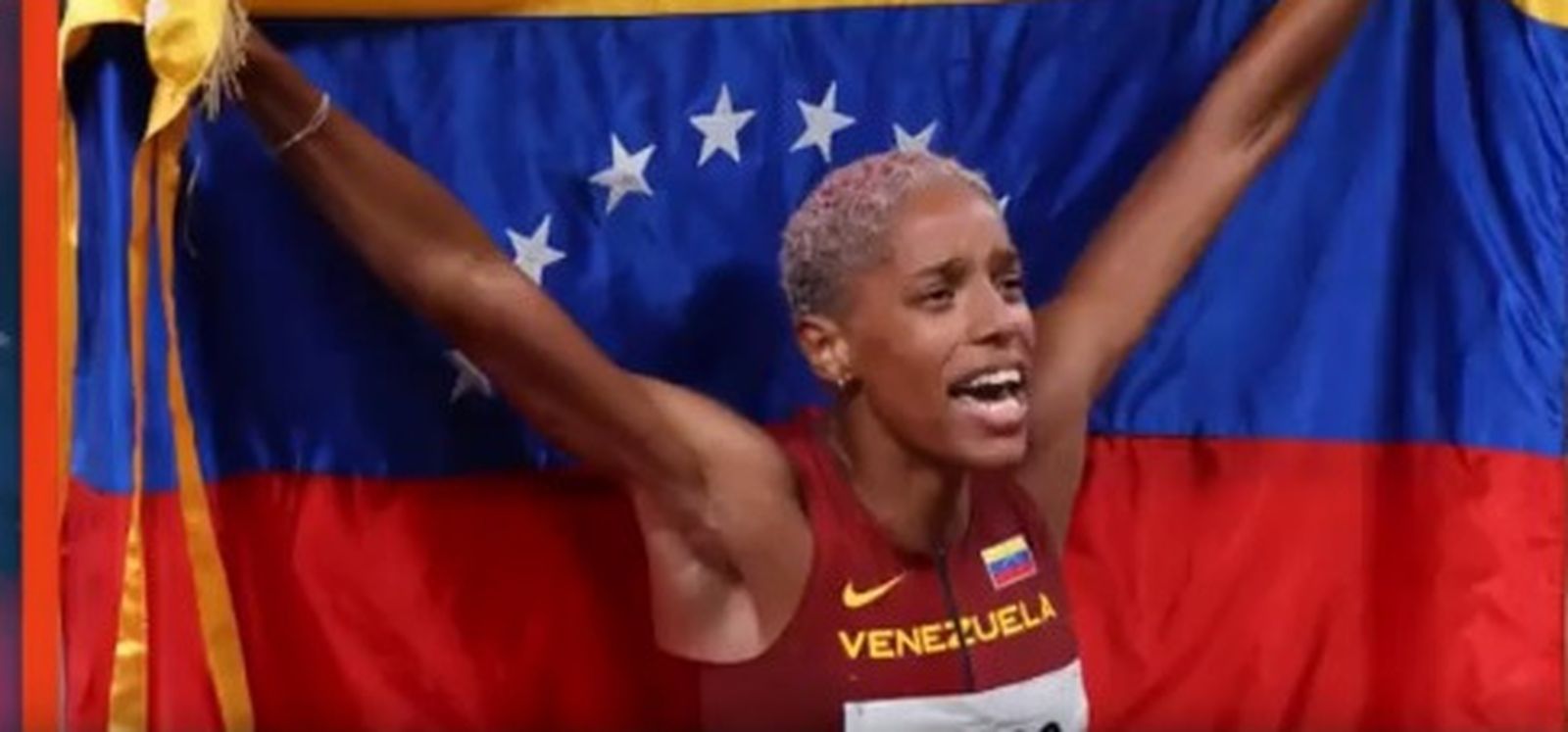 Yulimar Rojas, con la bandera de Venezuela